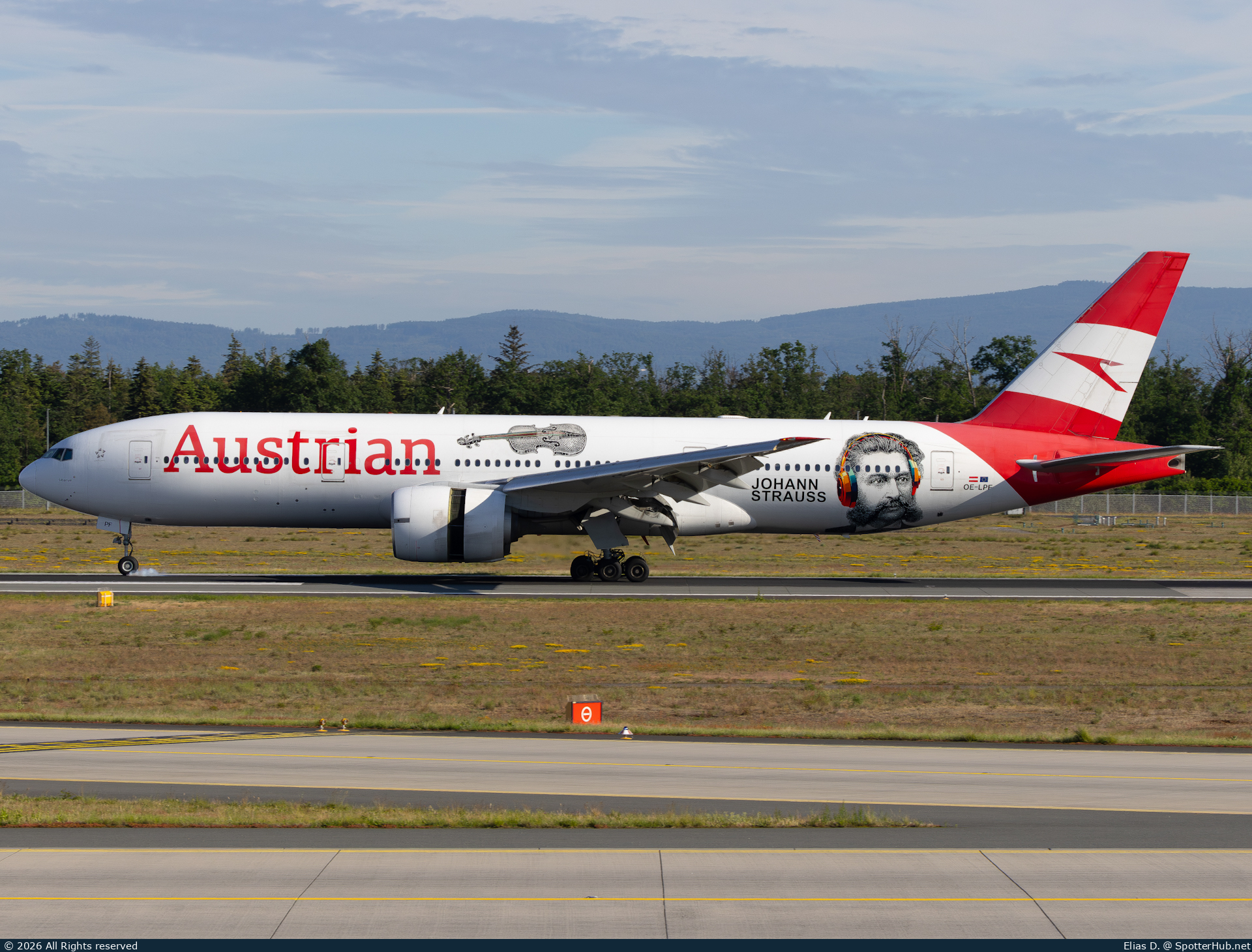 Photo of OE-LPF - Boeing 777-2Q8(ER) operated by Austrian Airlines