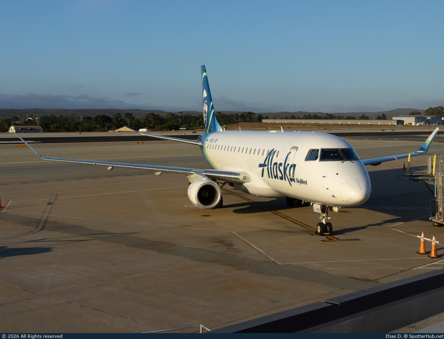 Photo of N196SY - Embraer ERJ-175LR operated by Alaska Airlines (opb Skywest Airlines)