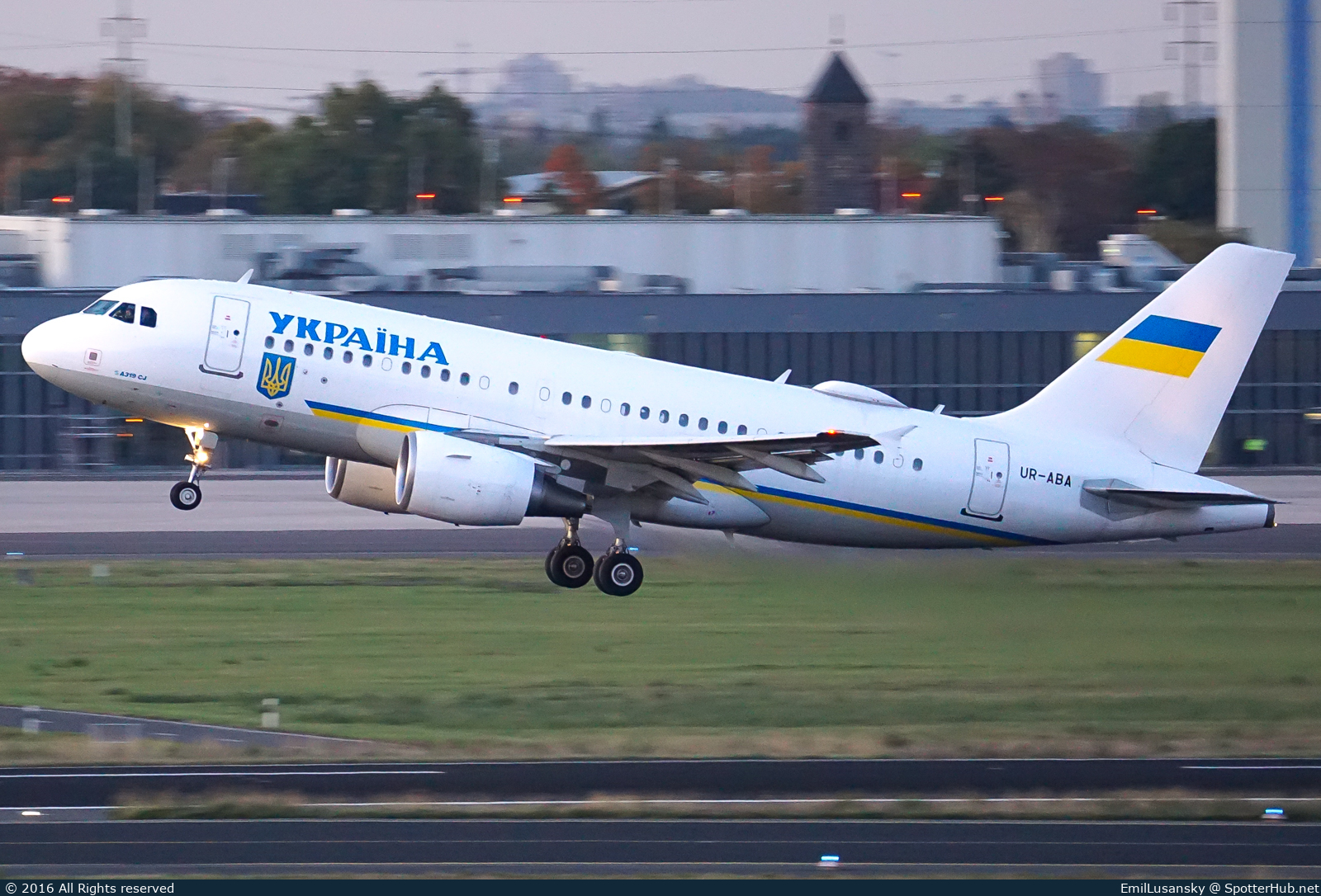 Photo of UR-ABA - Airbus A319-115(CJ) operated by Government of Ukraine