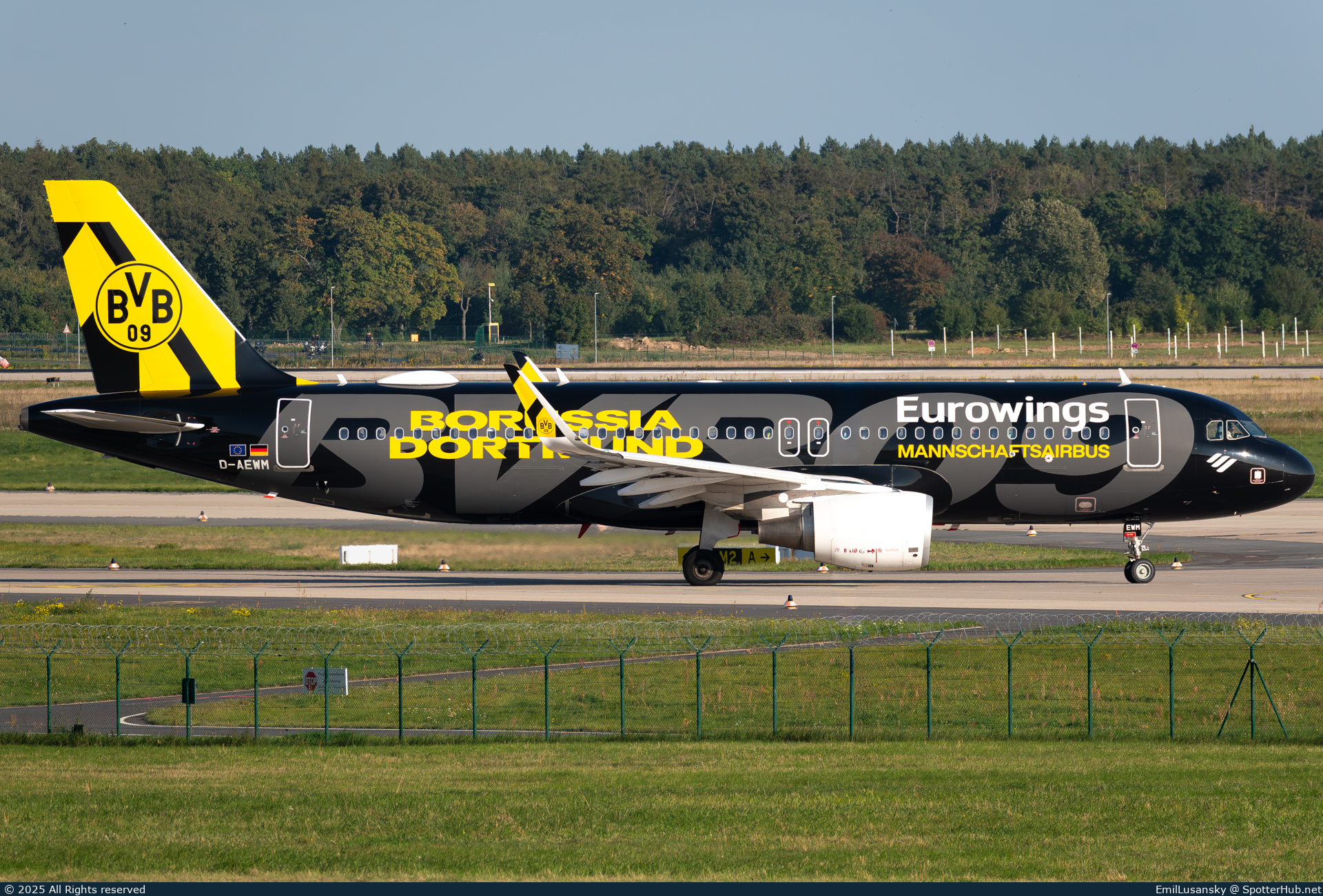 Photo of D-AEWM - Airbus A320-214 operated by Eurowings