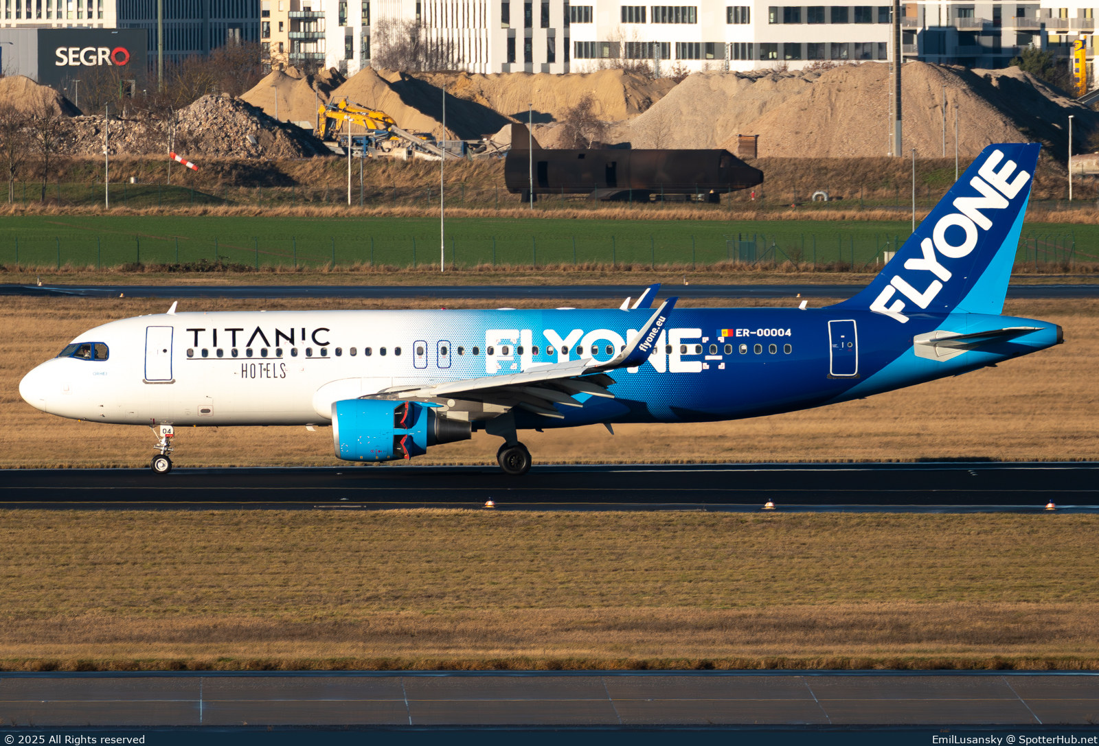 Photo of ER-00004 - Airbus A320-214 operated by FlyOne