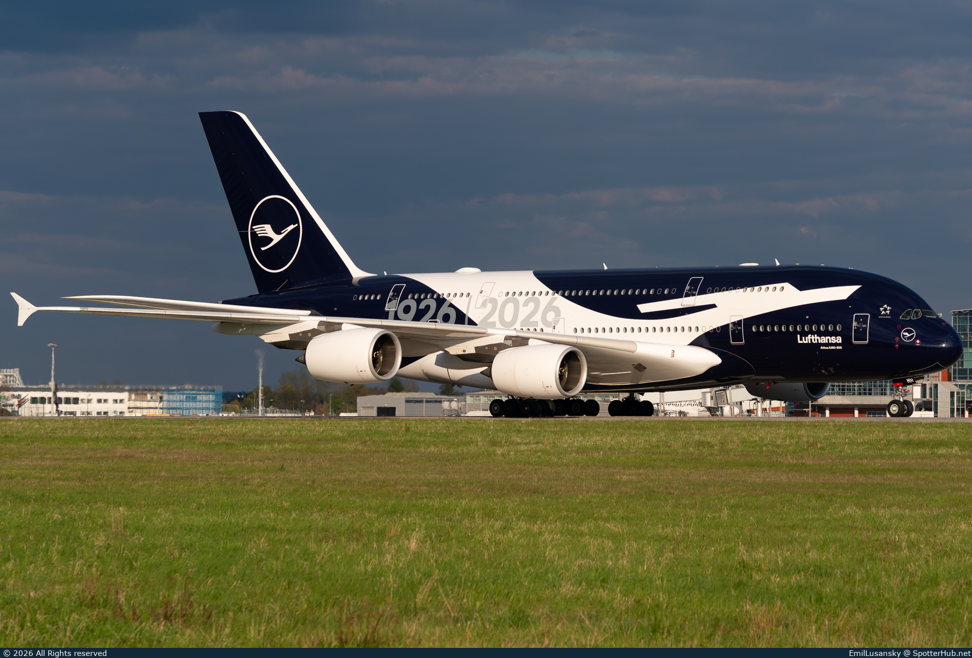 Photo of D-AIMH - Airbus A380-841 operated by Lufthansa