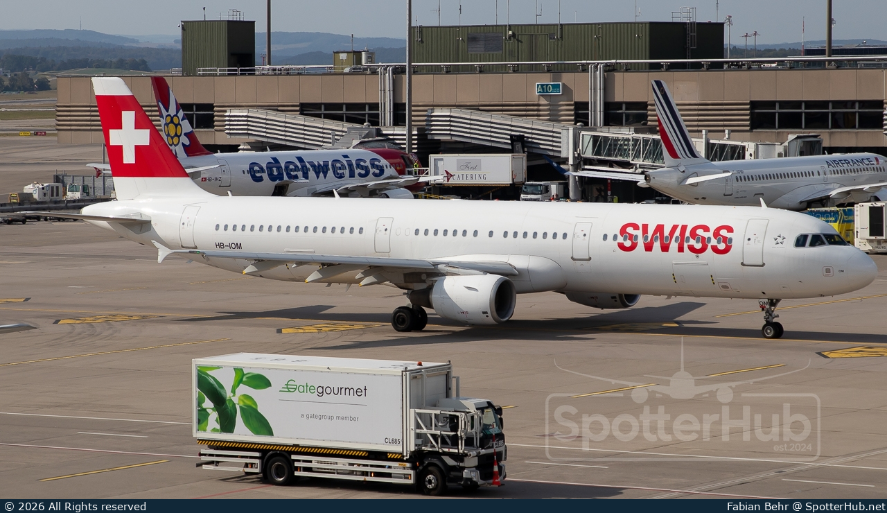 Photo of HB-IOM - Airbus A321-212 operated by Swiss International Air Lines