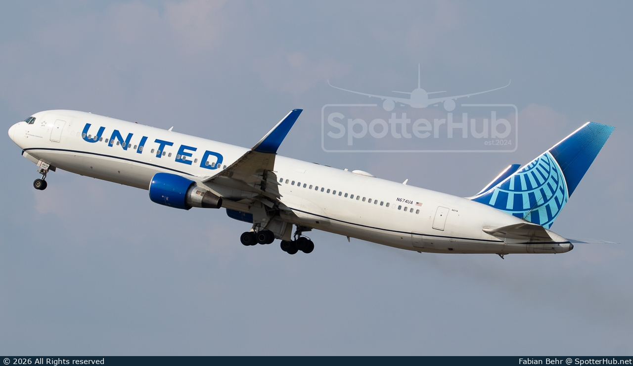 Photo of N674UA - Boeing 767-322(ER) operated by United Airlines