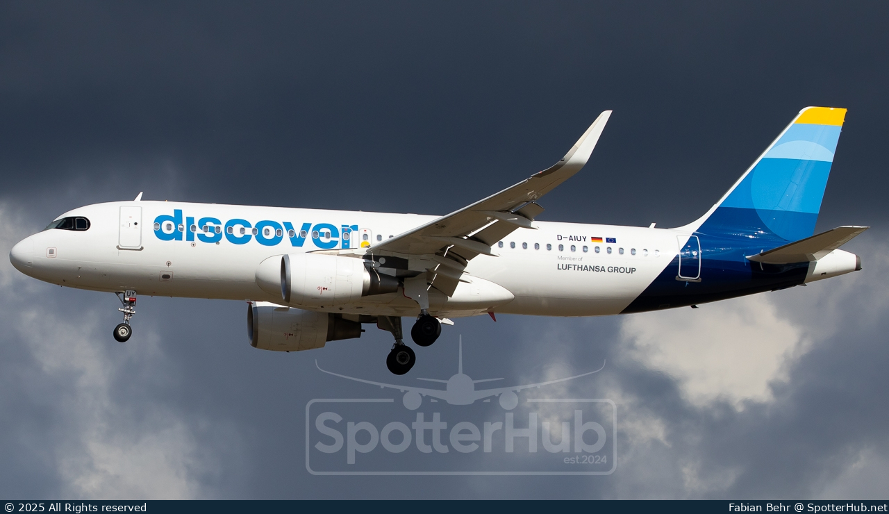 Photo of D-AIUY - Airbus A320-214 operated by Discover Airlines