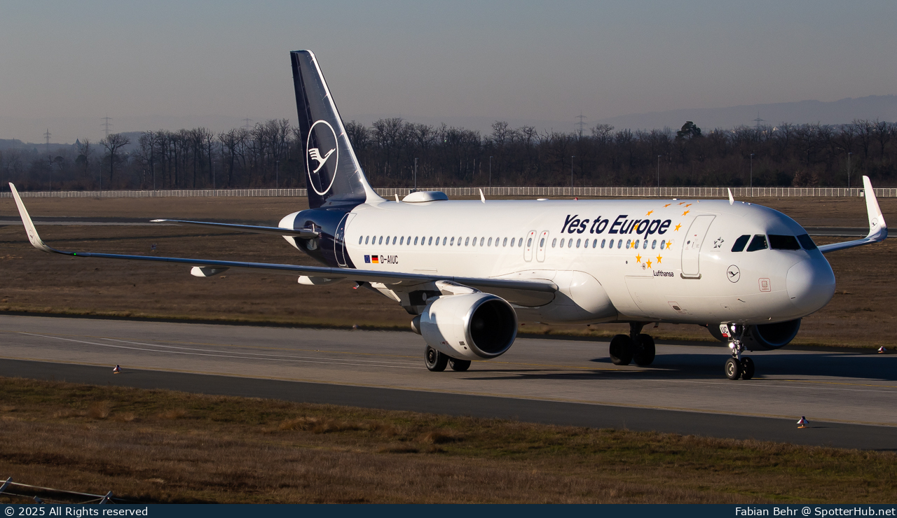 Photo of D-AIUC - Airbus A320-214 operated by Lufthansa
