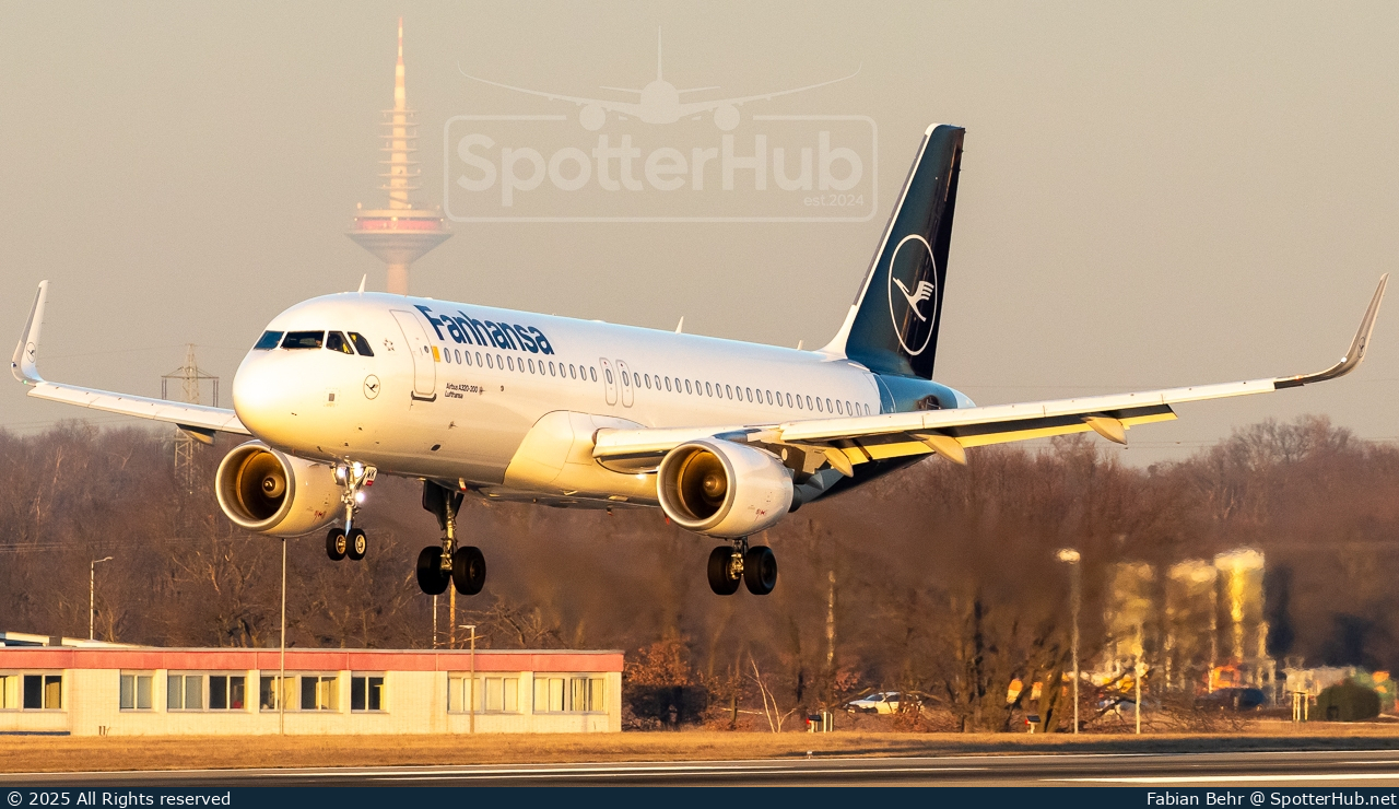 Photo of D-AIWK - Airbus A320-214 operated by Lufthansa