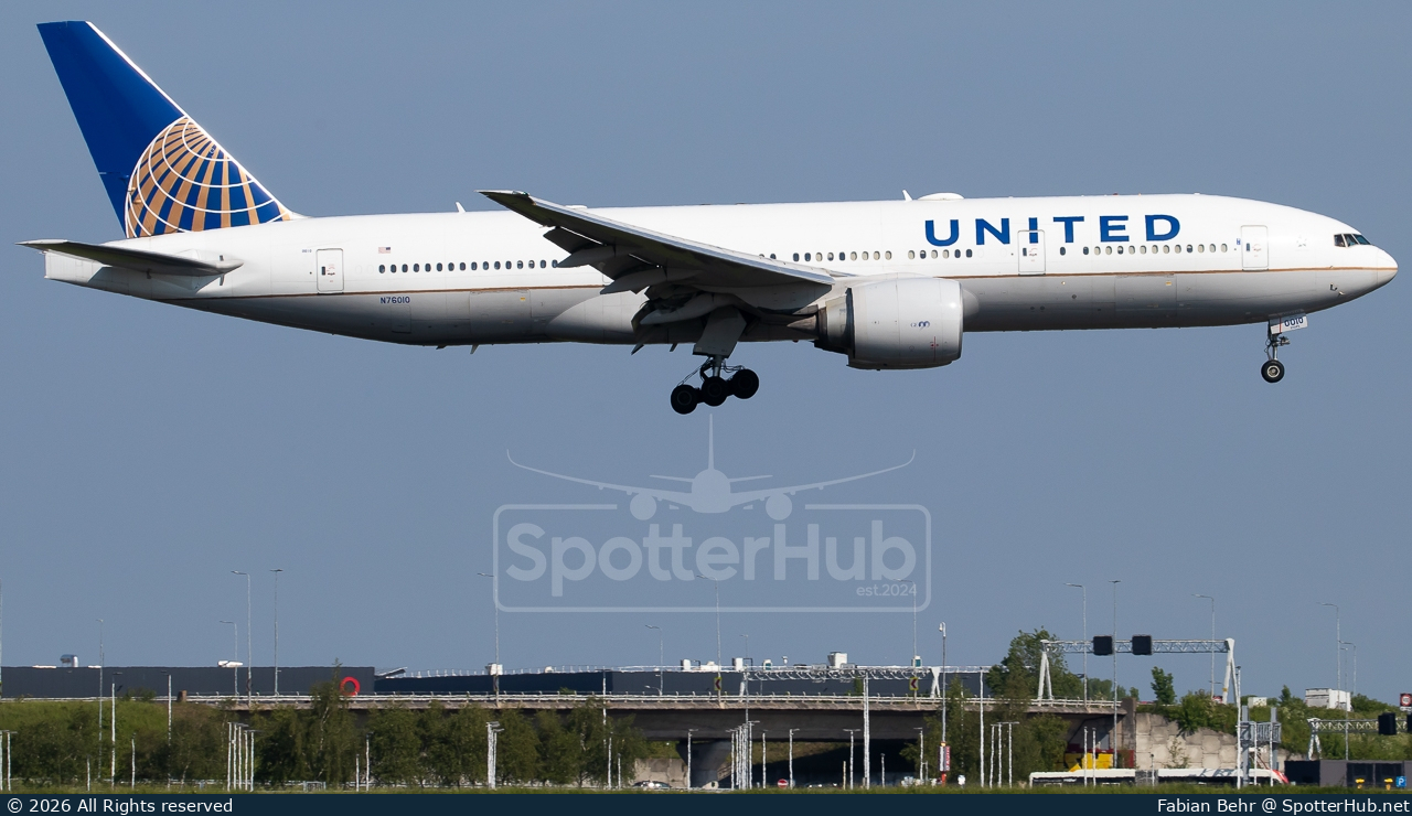 Photo of N76010 - Boeing 777-224(ER) operated by United Airlines