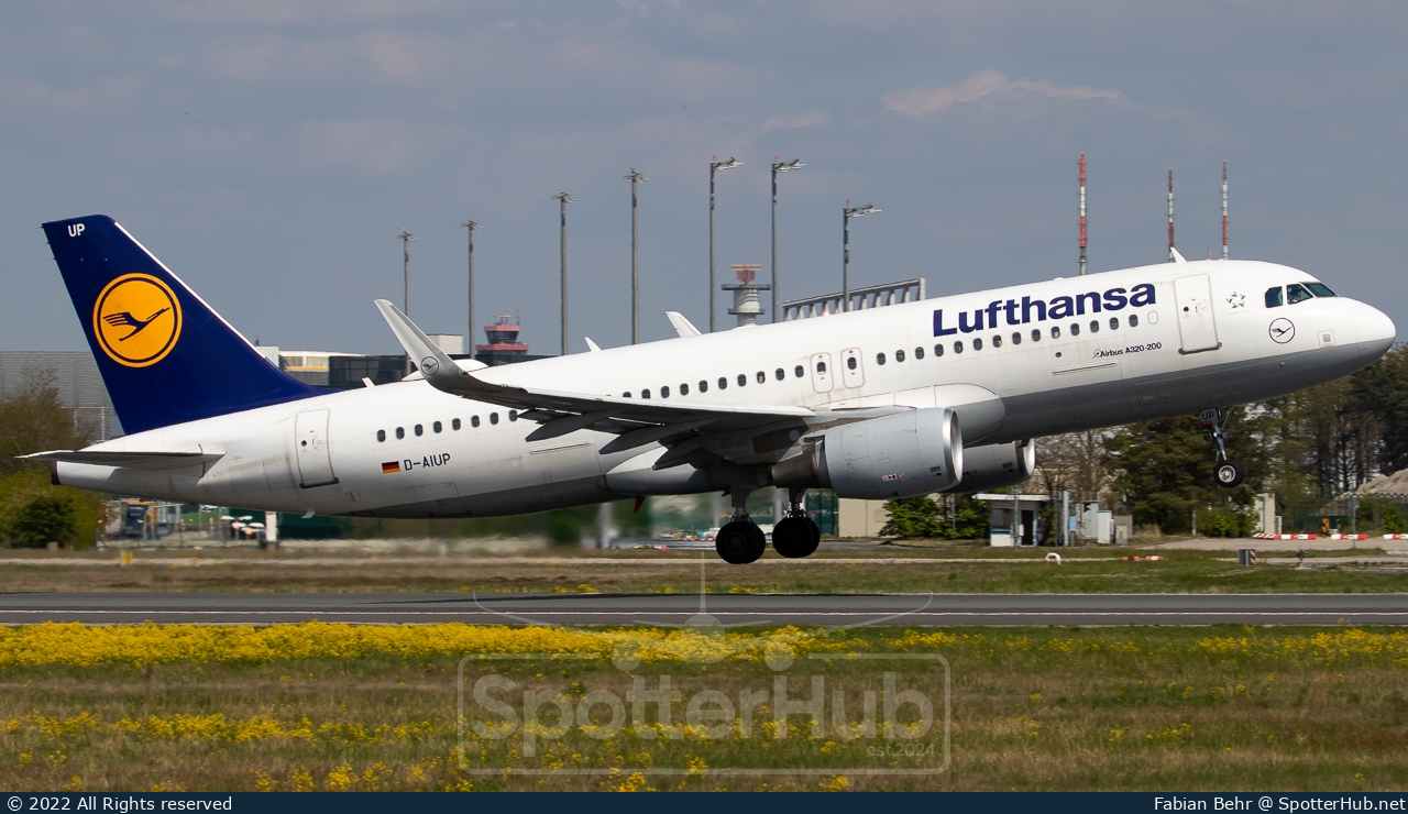 Photo of D-AIUP - Airbus A320-214 operated by Lufthansa