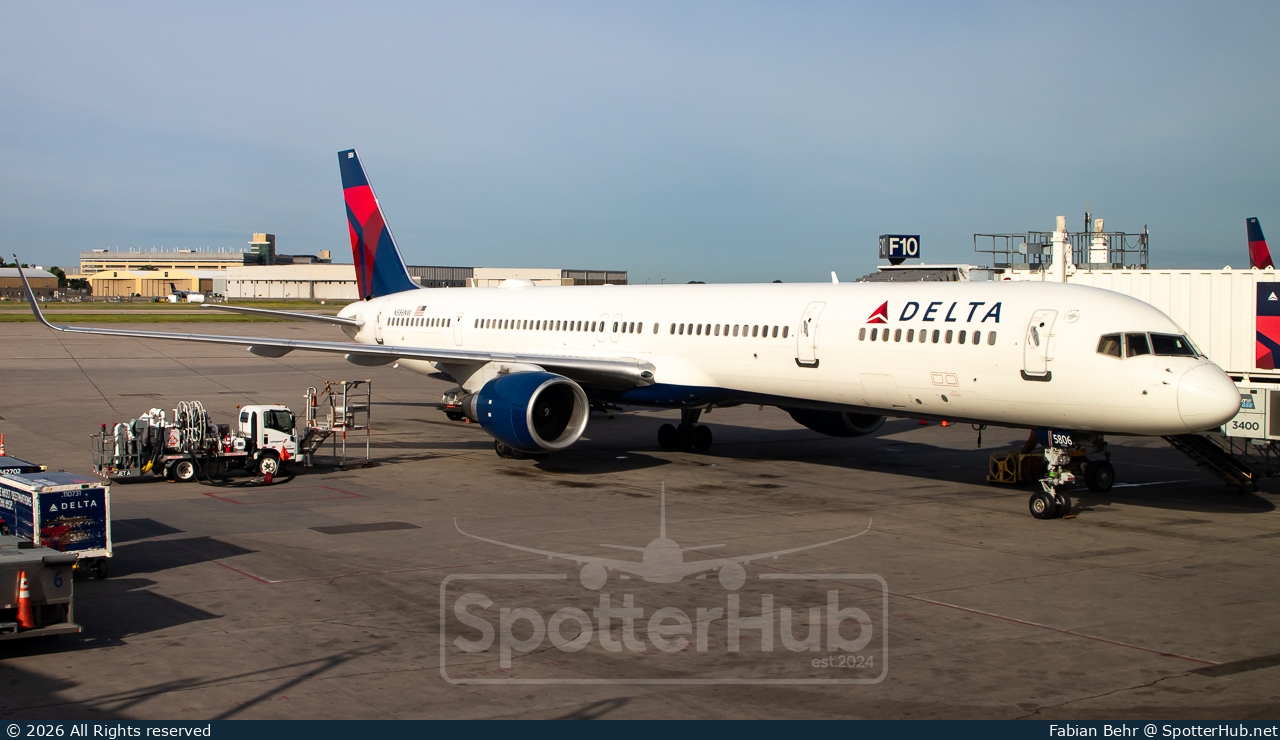 Photo of N586NW - Boeing 757-351 operated by Delta Air Lines