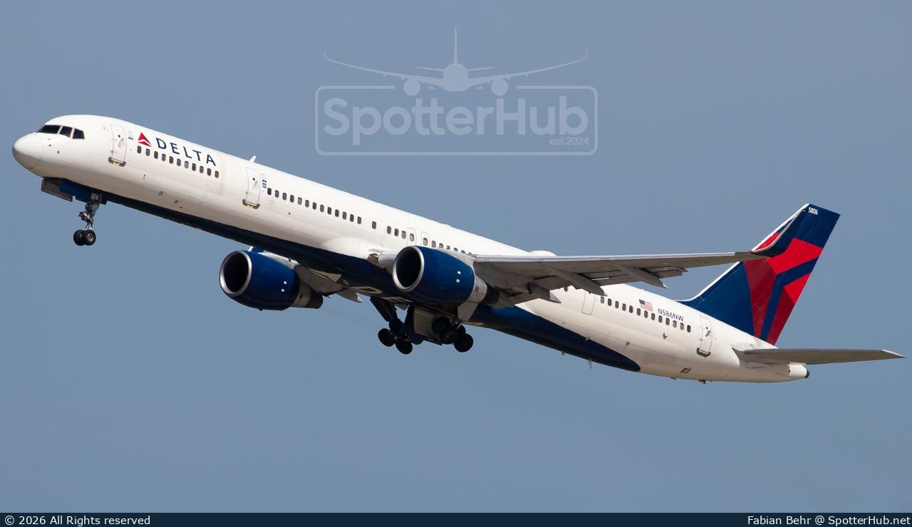 Photo of N586NW - Boeing 757-351 operated by Delta Air Lines
