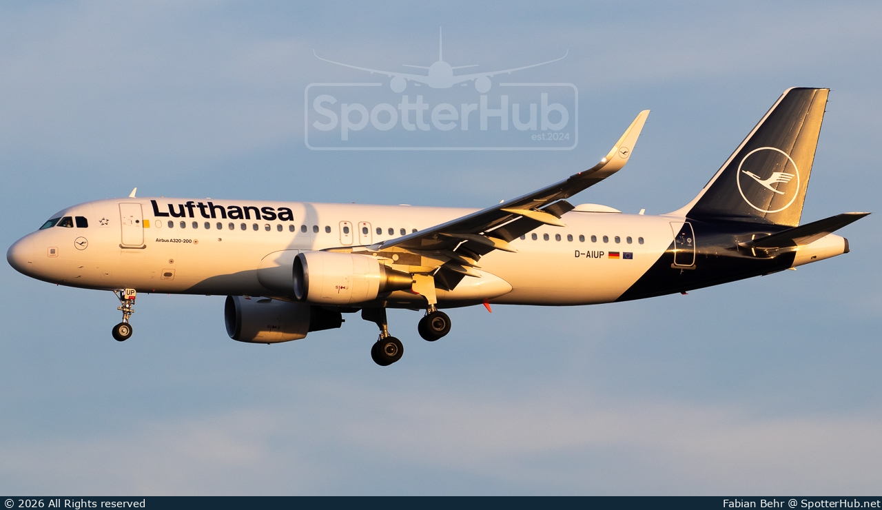 Photo of D-AIUP - Airbus A320-214 operated by Lufthansa