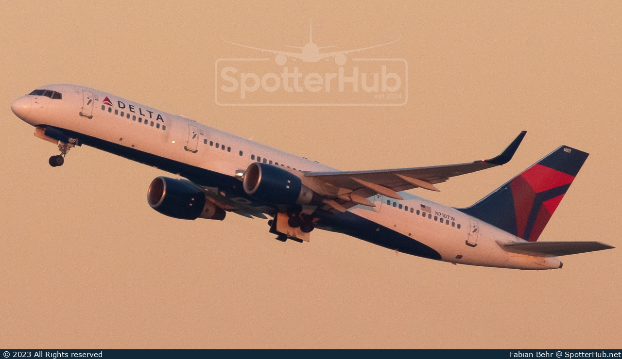 Photo of N710TW - Boeing 757-2Q8 operated by Delta Air Lines