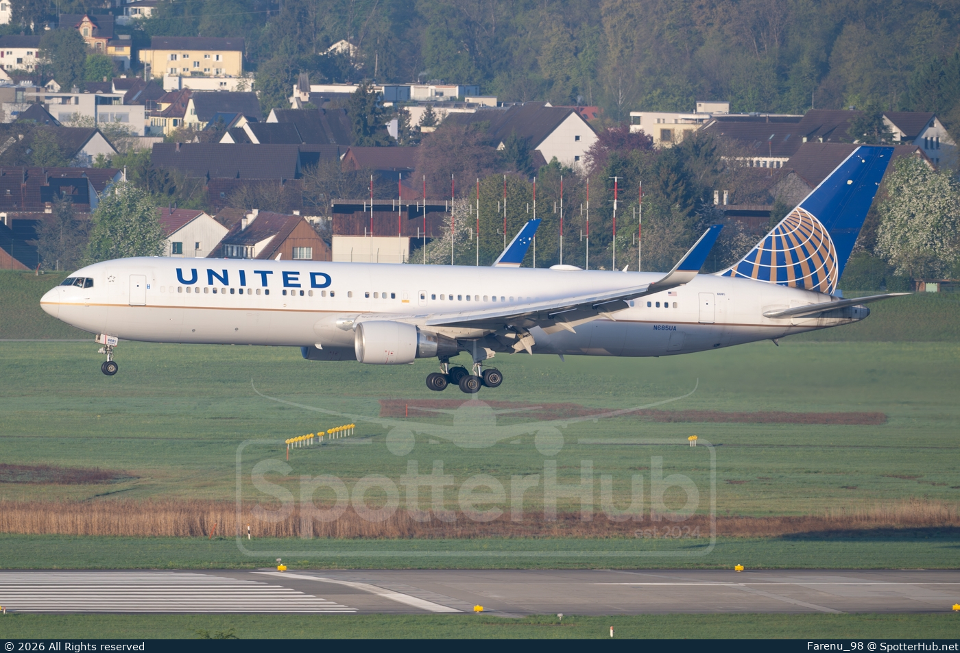 Photo of N685UA - Boeing 767-3CB(ER) operated by United Airlines