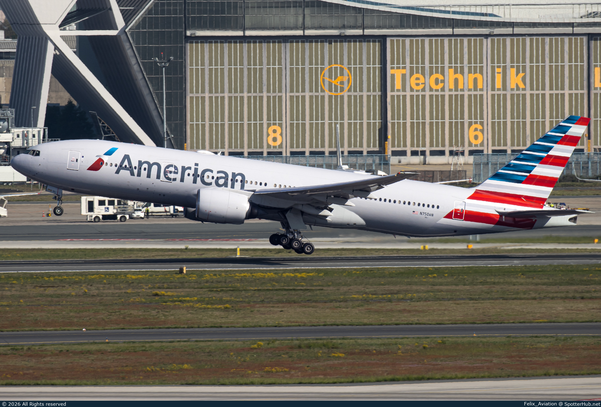Photo of N750AN - Boeing 777-223(ER) operated by American Airlines