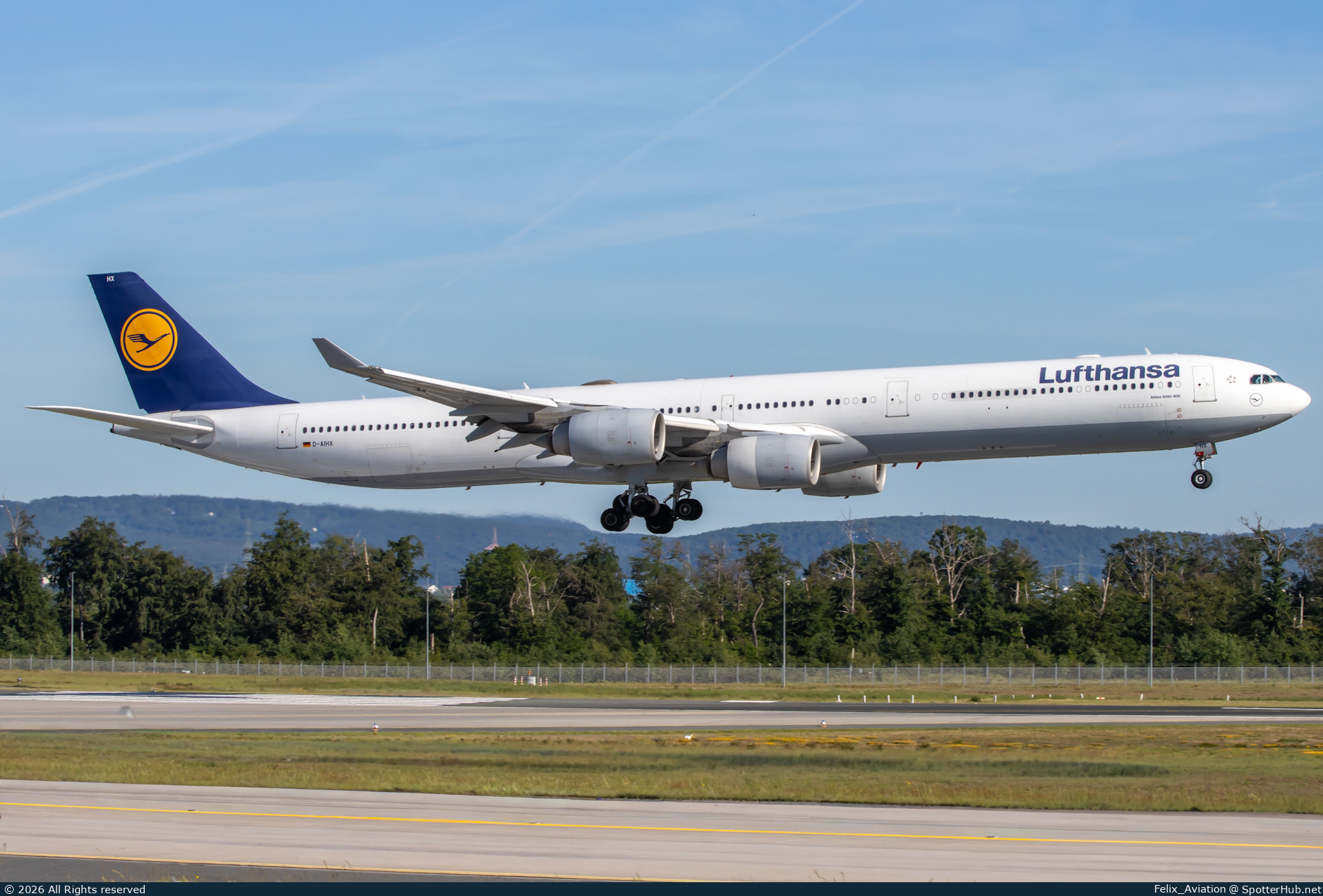 Photo of D-AIHX - Airbus A340-642 operated by Lufthansa