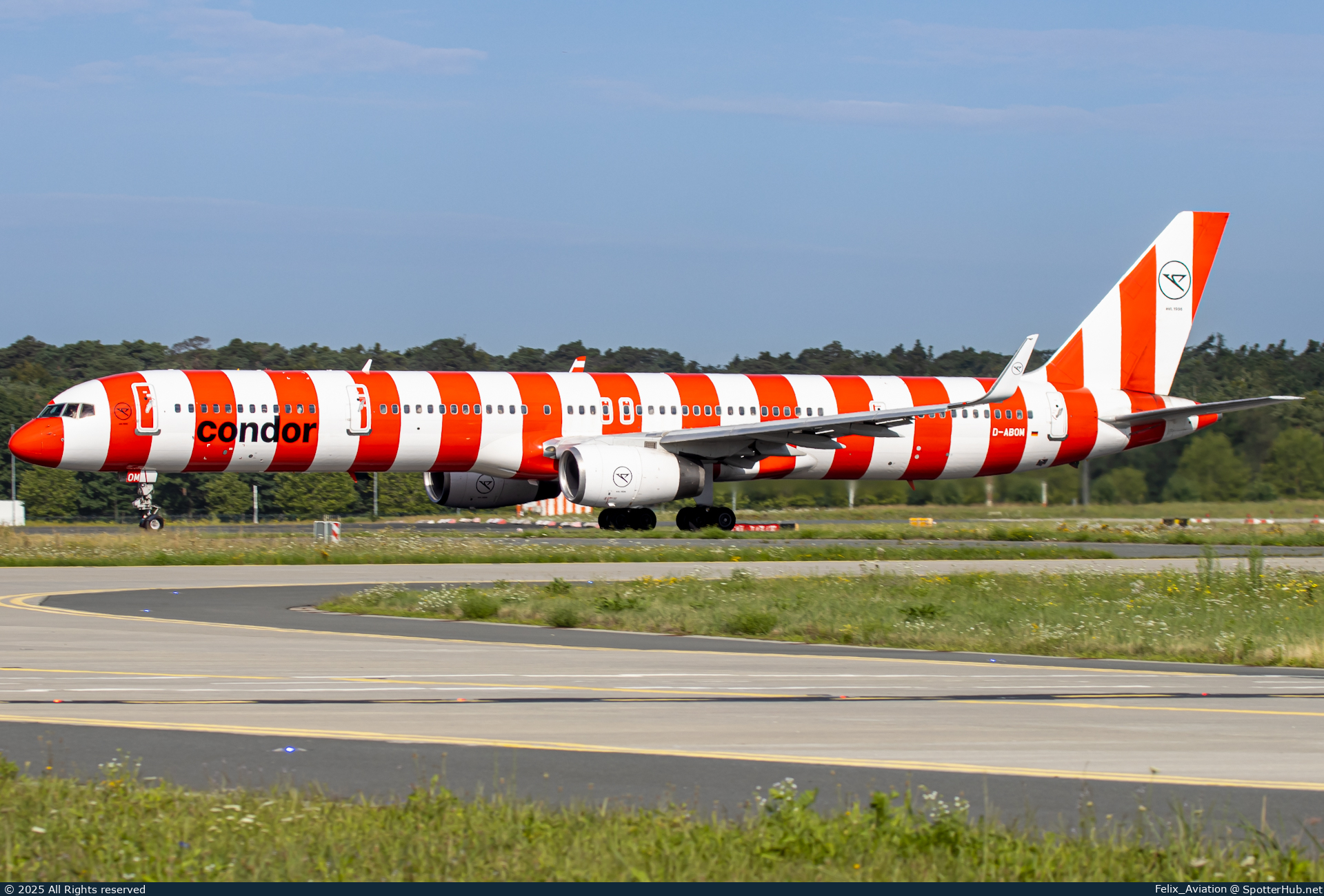 Photo of D-ABOM - Boeing 757-330 operated by Condor