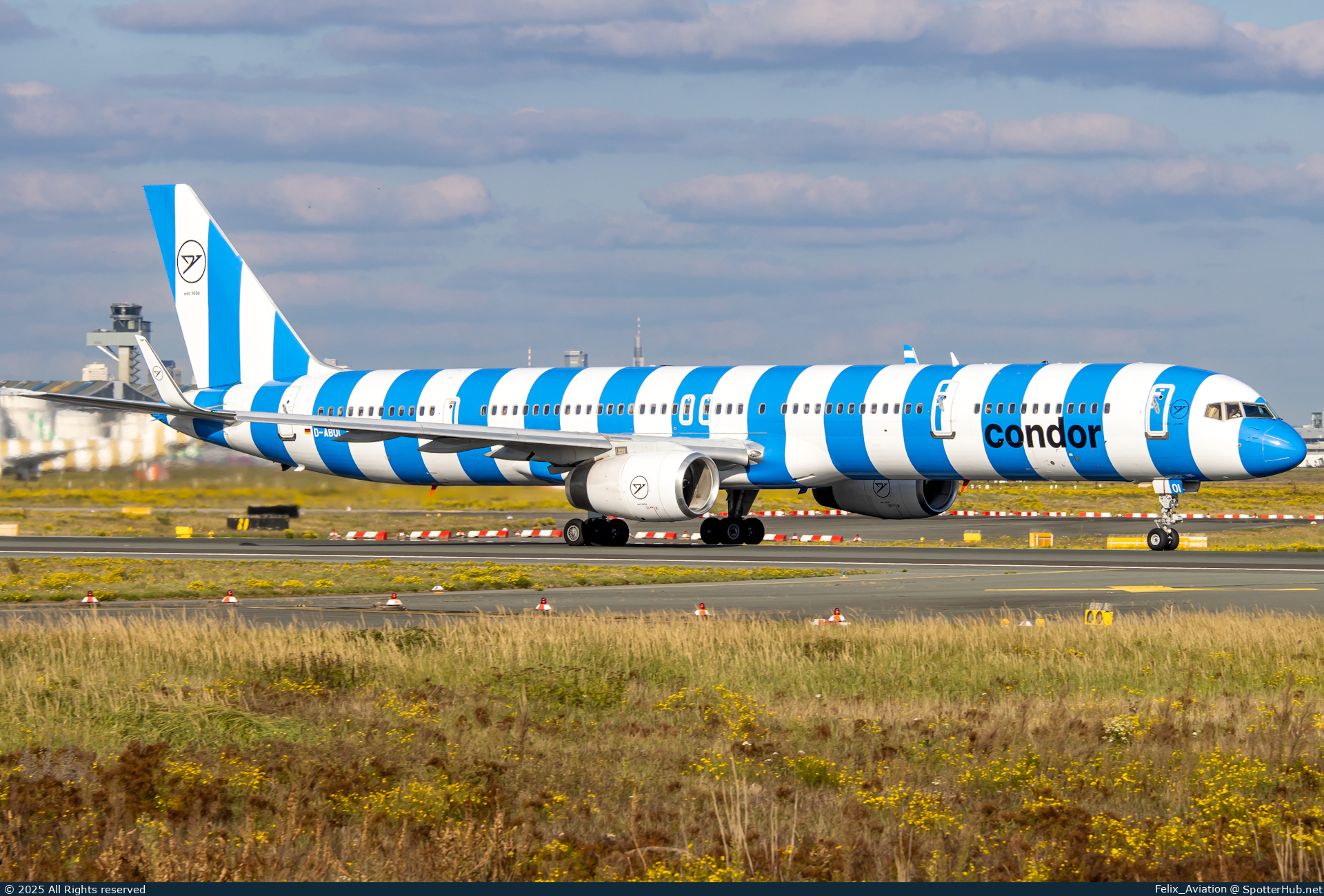 Photo of D-ABOI - Boeing 757-330 operated by Condor