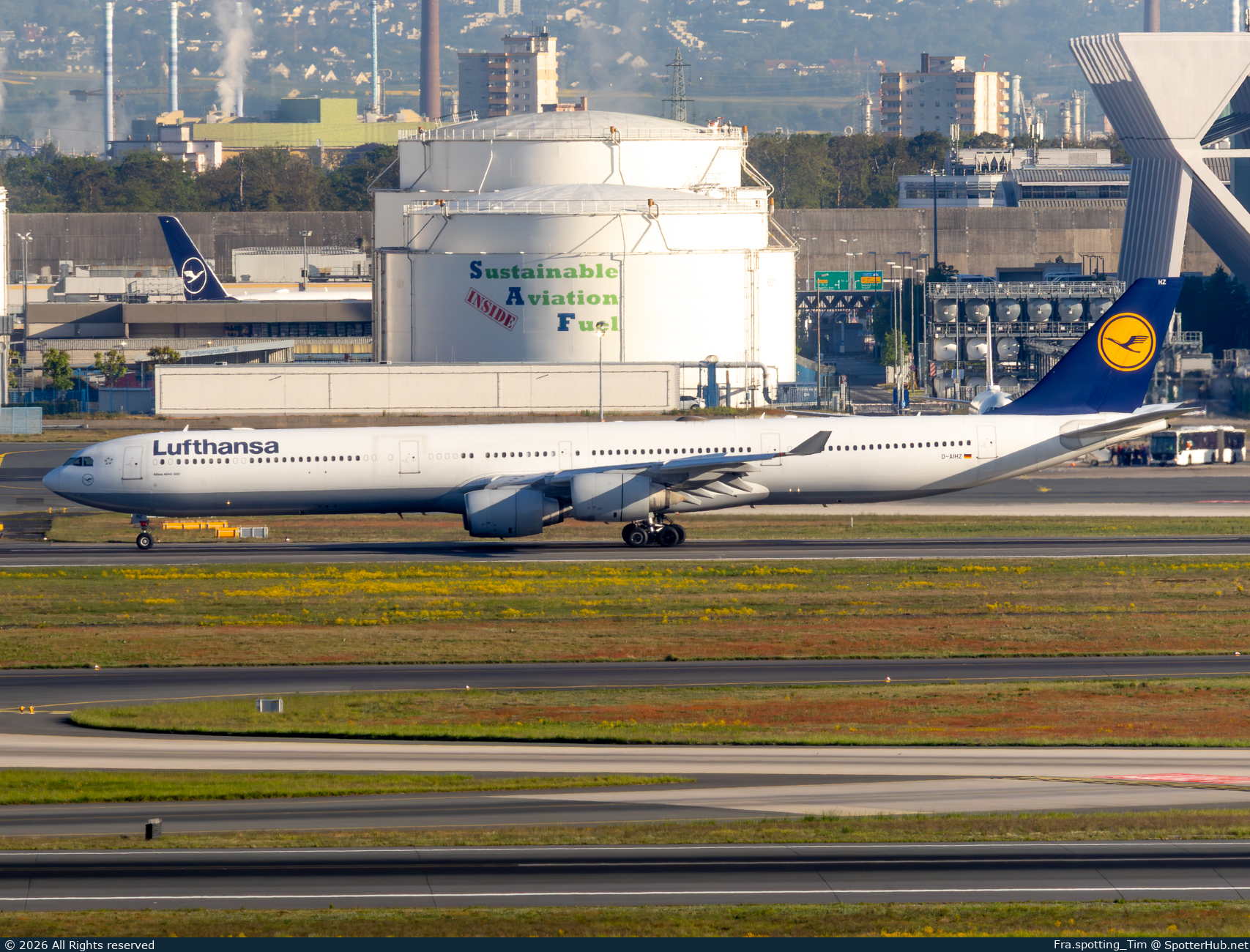 Photo of D-AIHZ - Airbus A340-642 operated by Lufthansa