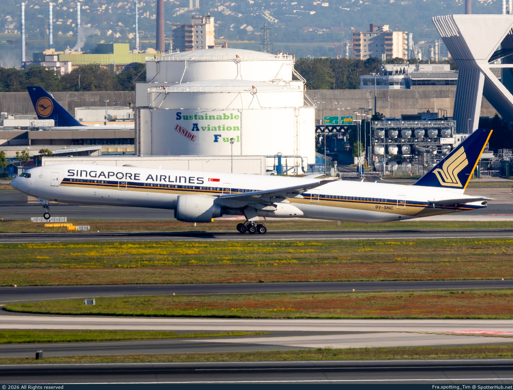 Photo of 9V-SNC - Boeing 777-312(ER) operated by Singapore Airlines