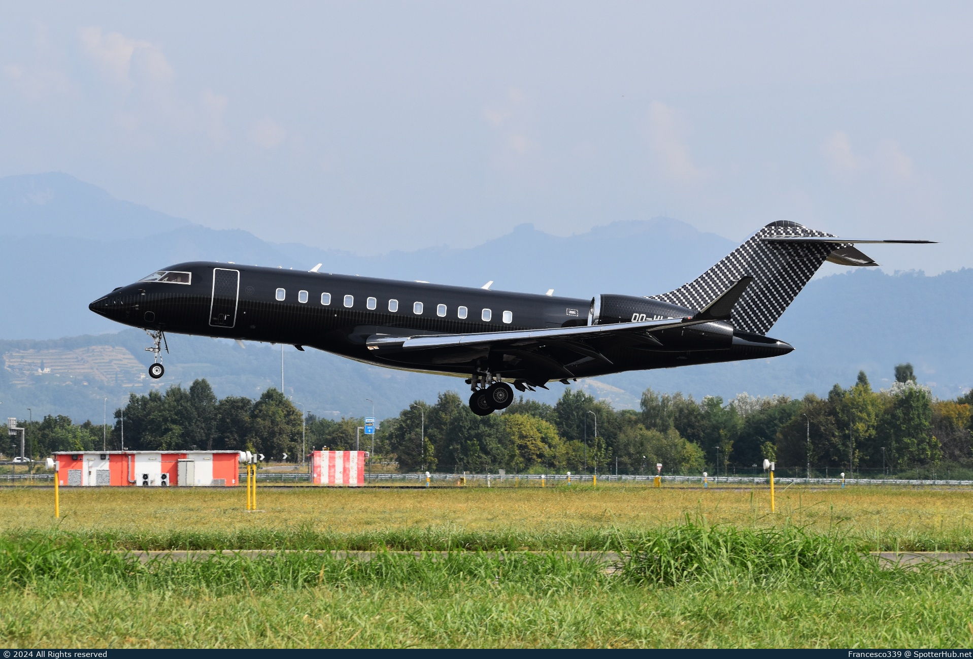 Photo of OO-WLP - Bombardier Global 5500 operated by Luxaviation Belgium