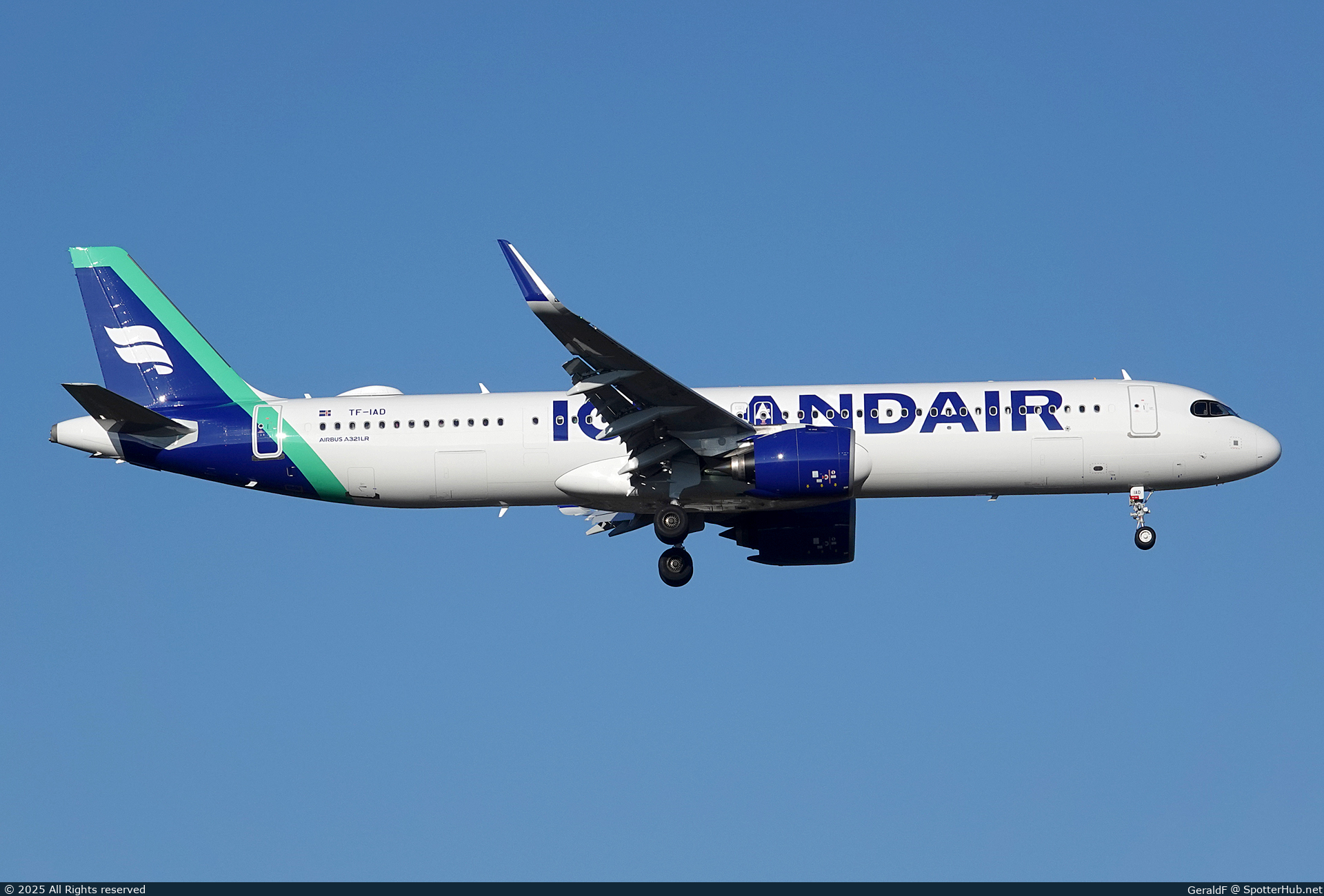 Photo of TF-IAD - Airbus A321-271NX operated by Icelandair
