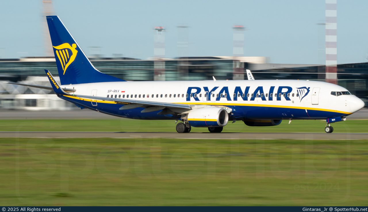 Photo of SP-RKV - Boeing 737-8AS operated by Ryanair (opb Buzz)