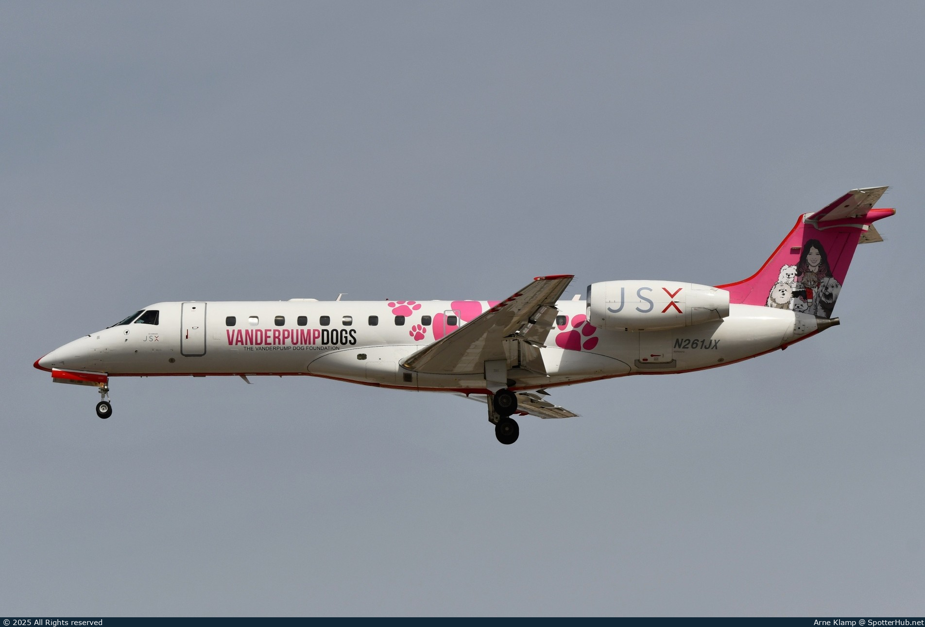 Photo of N261JX - Embraer ERJ-135LR operated by JetSuiteX