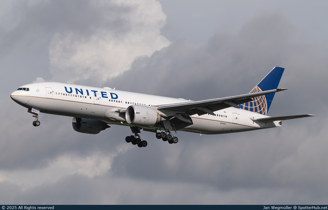 Photo of N76010 - Boeing 777-224(ER) operated by United Airlines