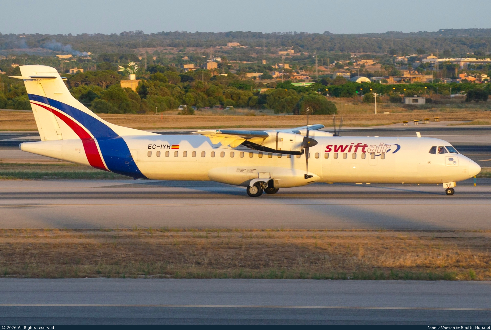 Photo of EC-IYH - ATR 72-202(F) operated by Swiftair