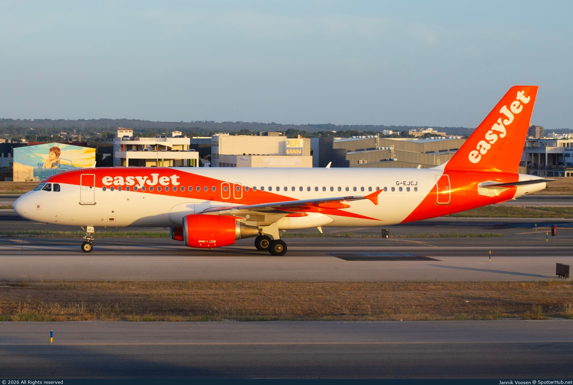 Photo of G-EJCJ - Airbus A320-214 operated by easyJet