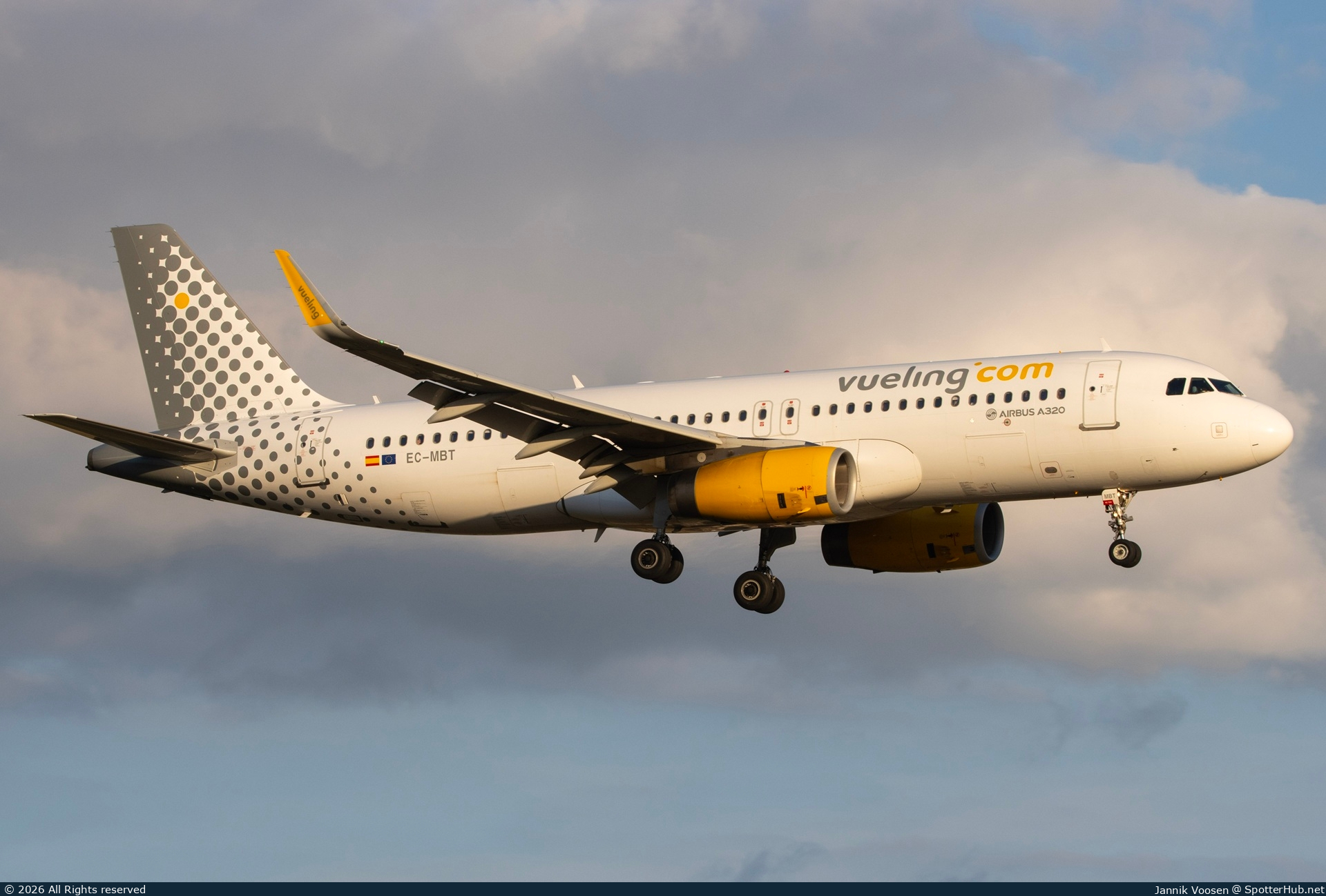Photo of EC-MBT - Airbus A320-232 operated by Vueling
