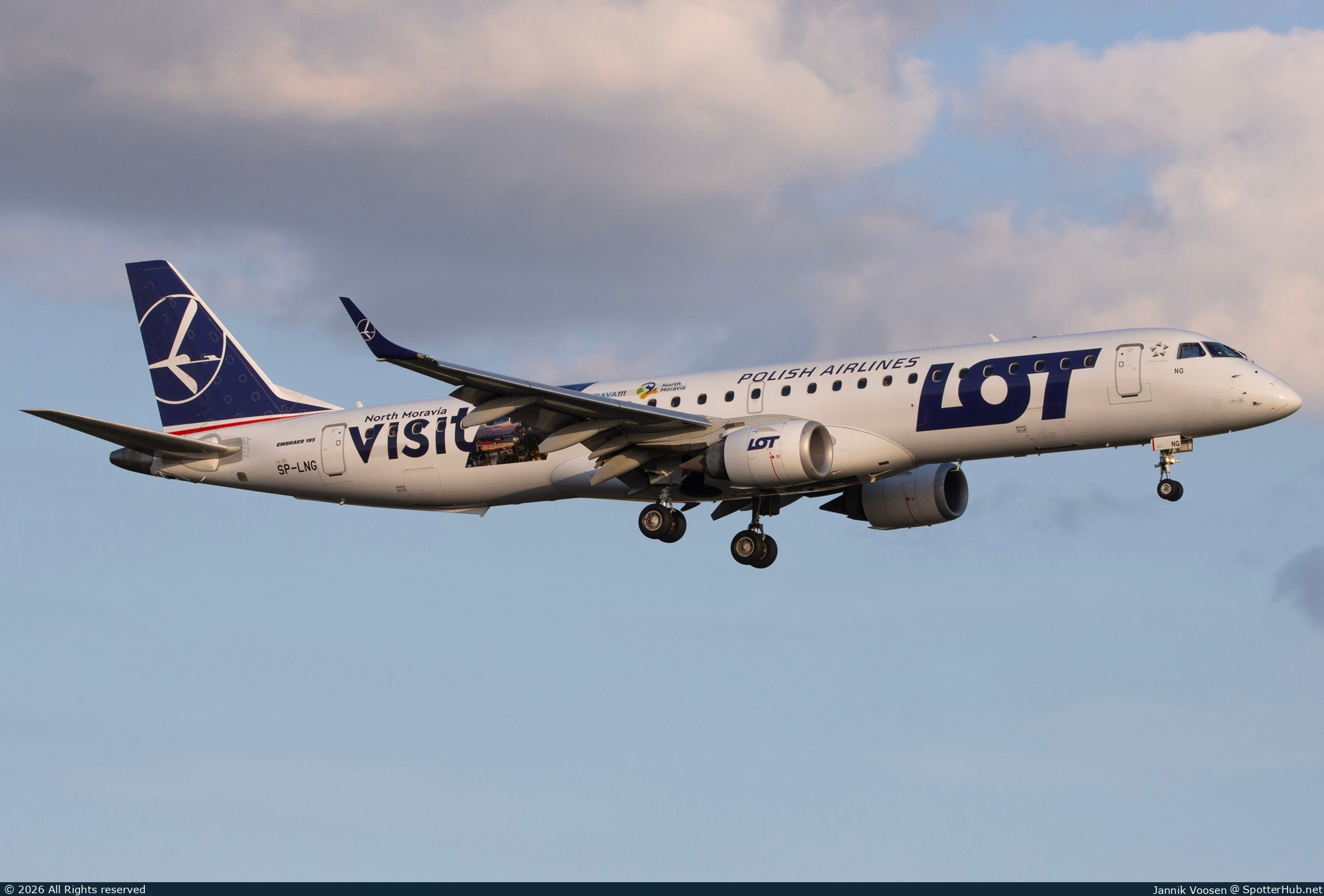Photo of SP-LNG - Embraer ERJ-195AR operated by LOT Polish Airlines