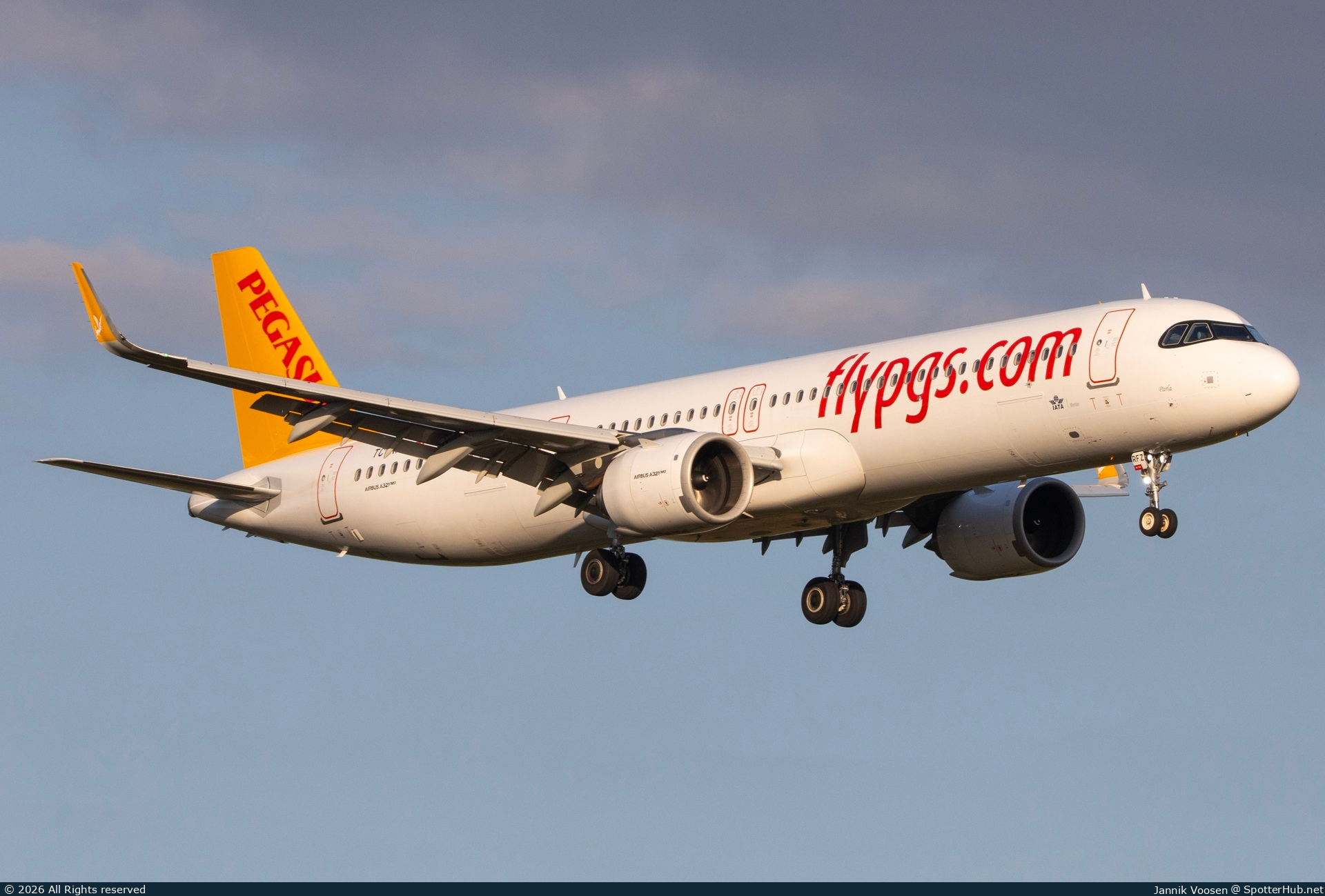 Photo of TC-RFZ - Airbus A321-251NX operated by Pegasus Airlines