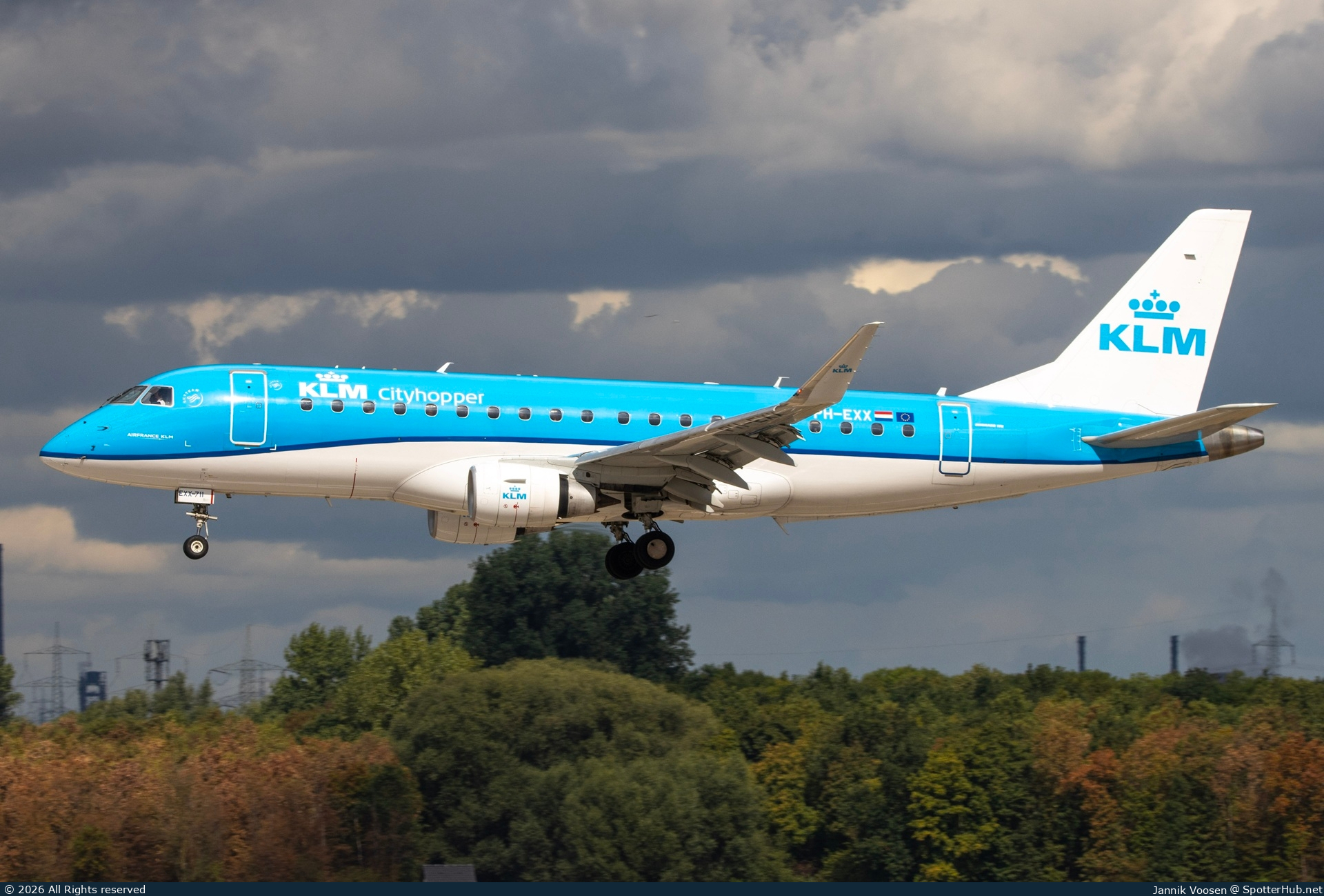 Photo of PH-EXX - Embraer ERJ-175STD operated by KLM Cityhopper