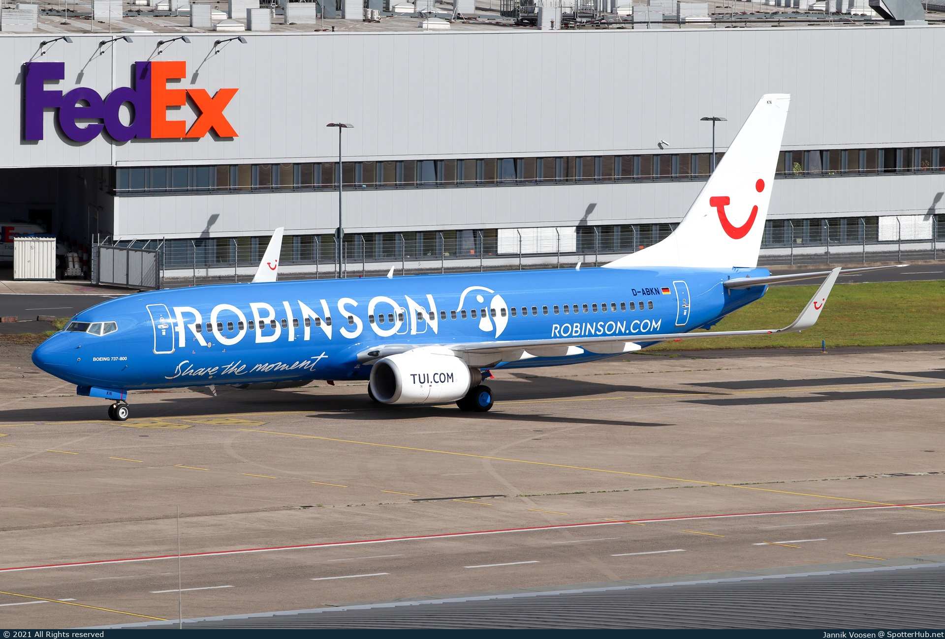 Photo of D-ABKN - Boeing 737-86J operated by TUIfly
