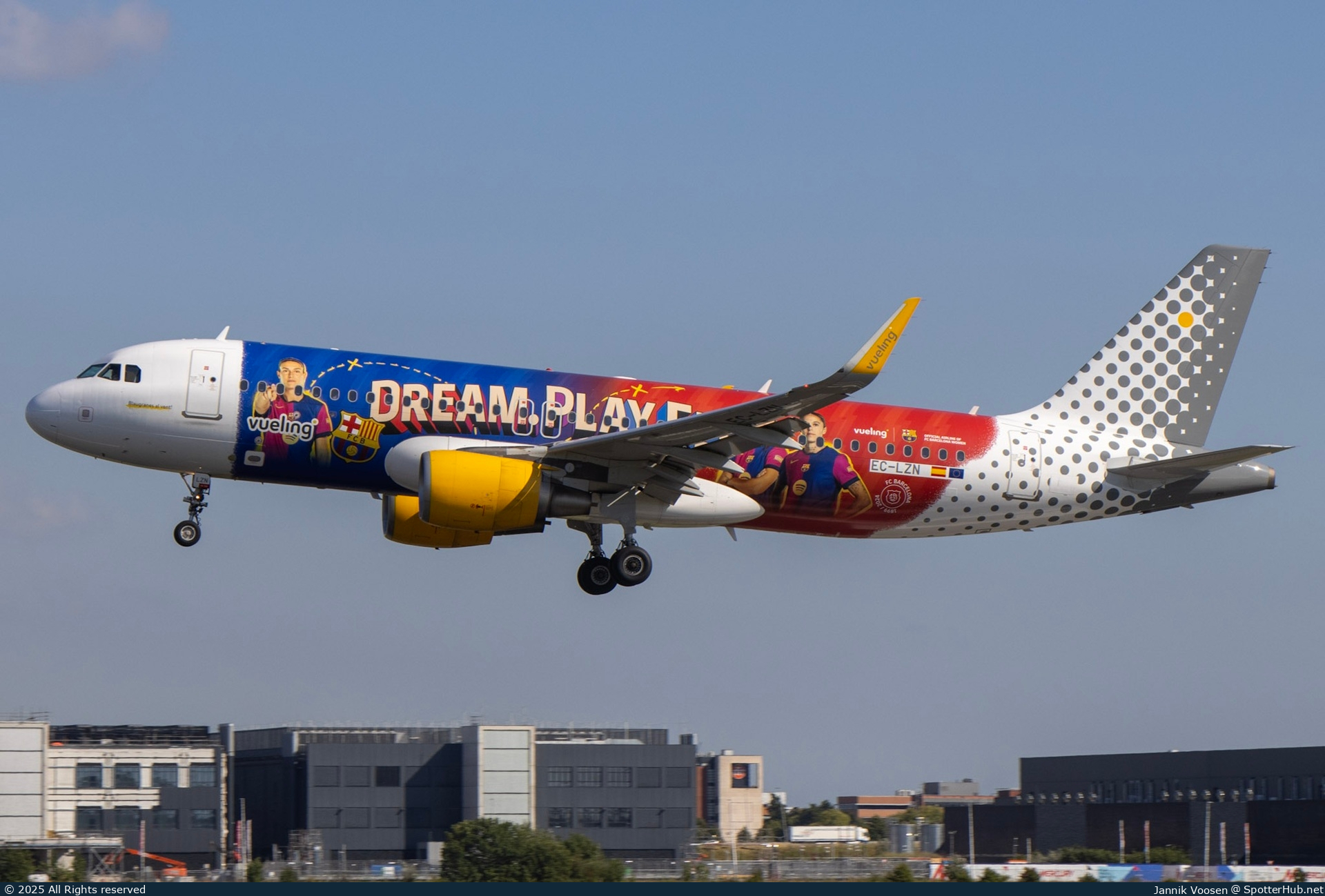 Photo of EC-LZN - Airbus A320-214 operated by Vueling