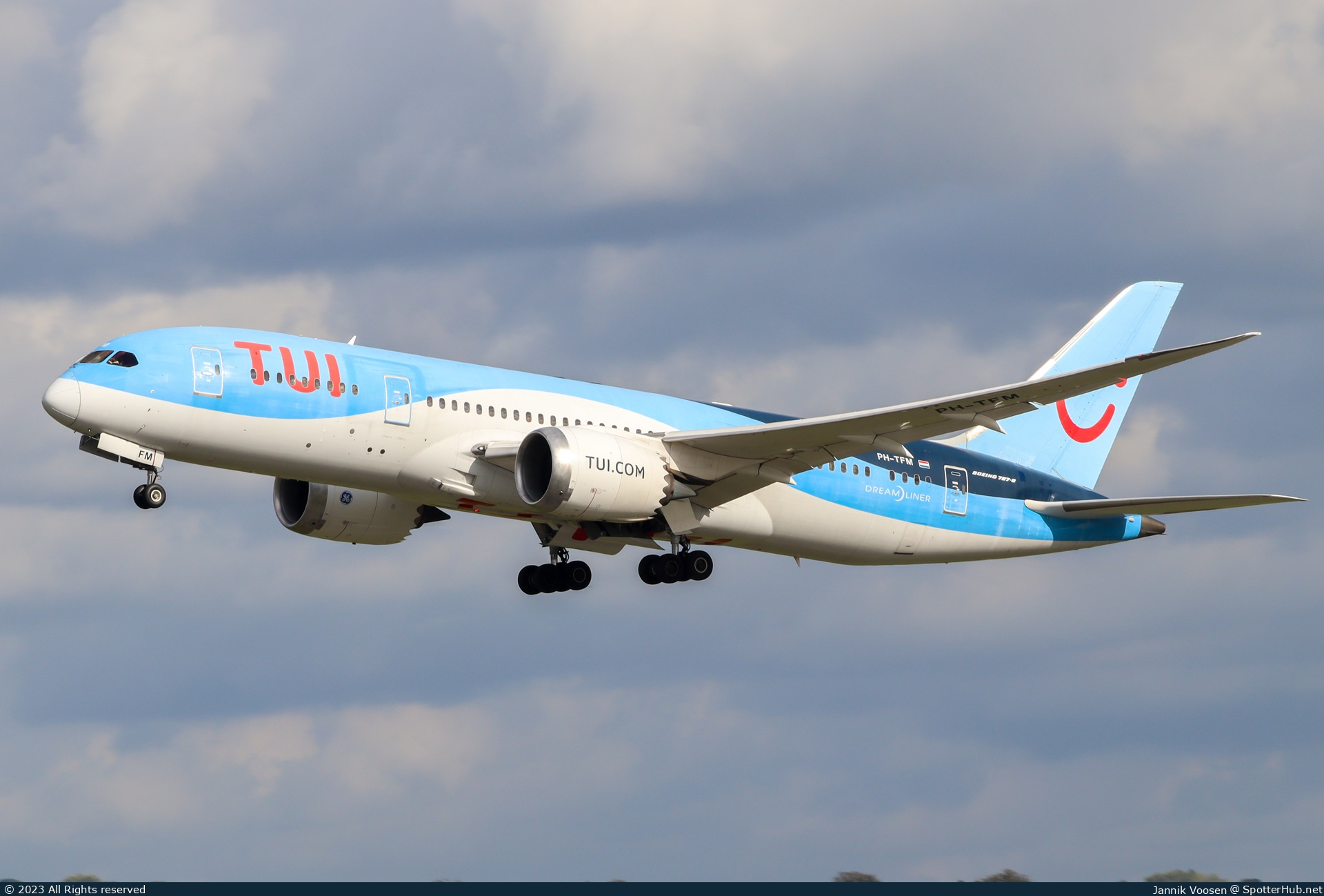 Photo of PH-TFM - Boeing 787-8 Dreamliner operated by TUI Airlines Nederland