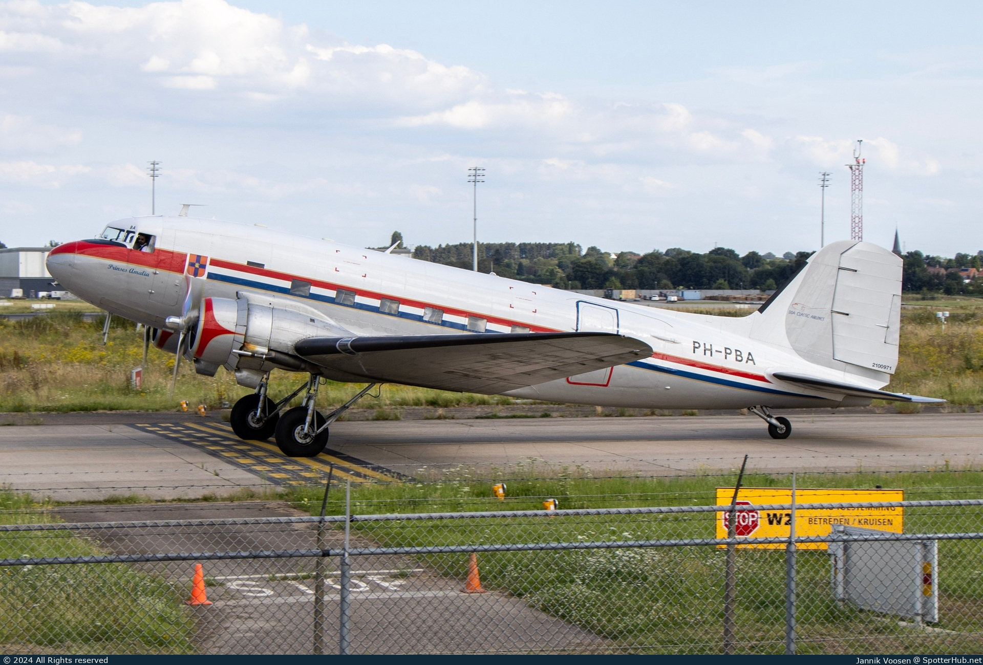 Photo of PH-PBA - Douglas DC-3C operated by DDA Classic Airlines Foundation
