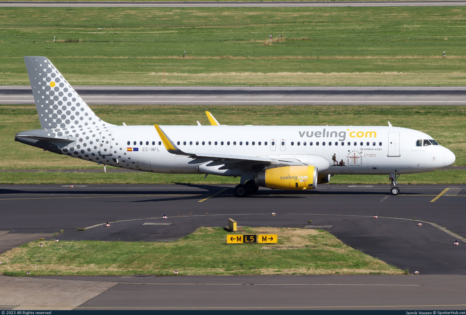 Photo of EC-MFL - Airbus A320-232 operated by Vueling