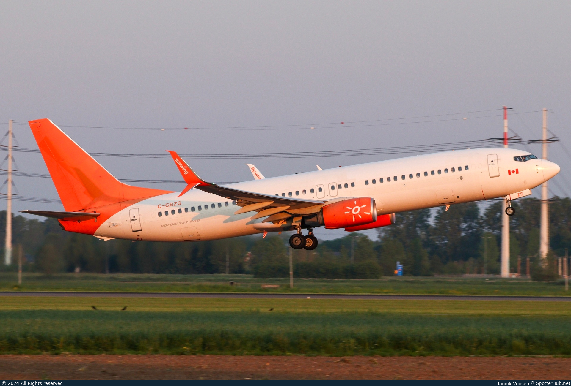 Photo of C-GBZS - Boeing 737-8SH operated by Sunwing Airlines