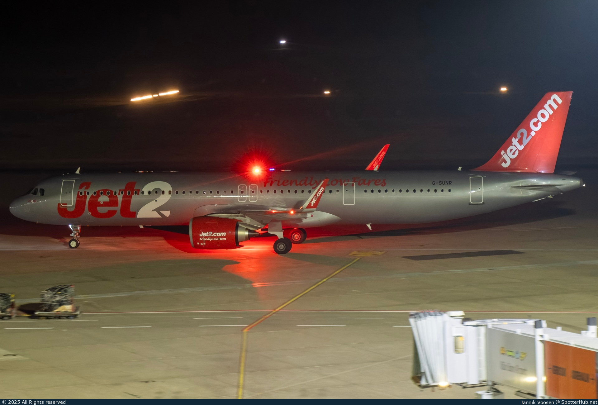 Photo of G-SUNR - Airbus A321-251NX operated by Jet2