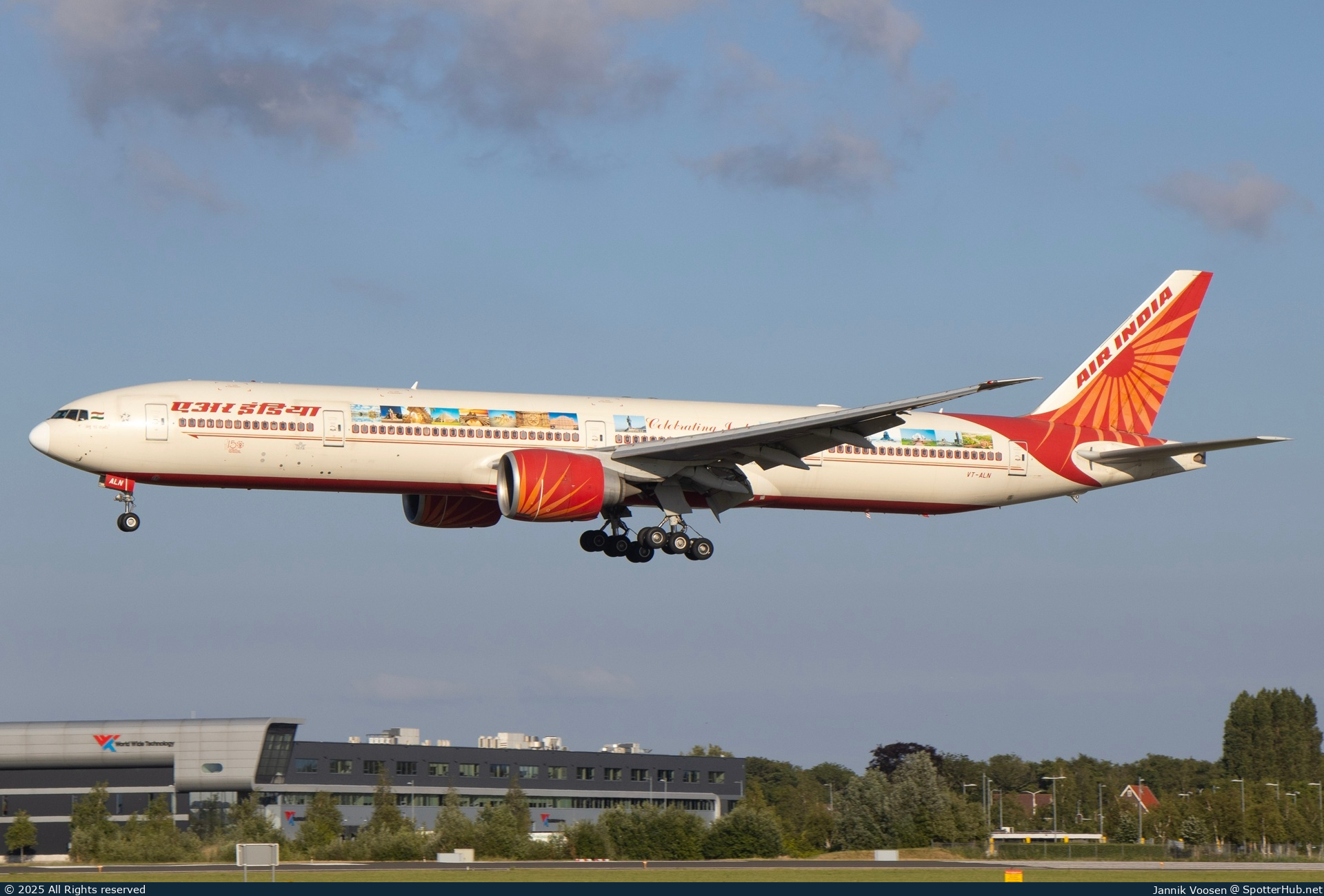 Photo of VT-ALN - Boeing 777-337(ER) operated by Air India