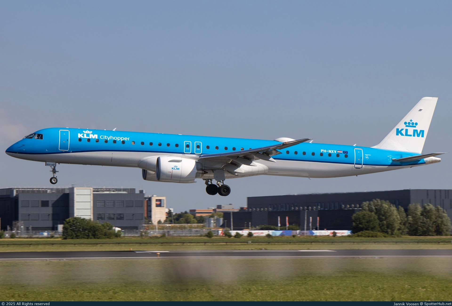 Photo of PH-NXV - Embraer ERJ-195-E2 operated by KLM Cityhopper