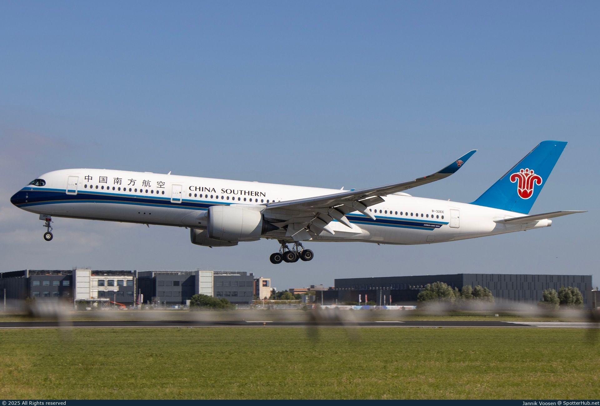 Photo of B-32EE - Airbus A350-941 operated by China Southern Airlines