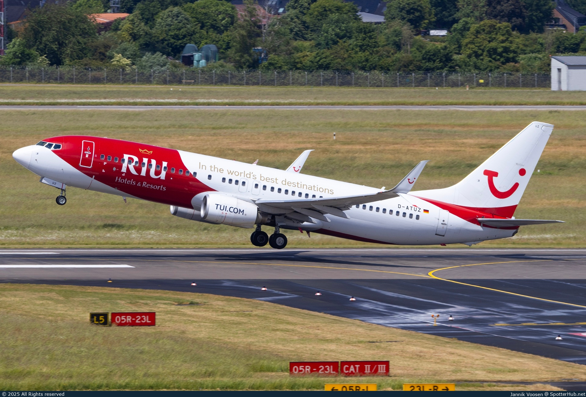 Photo of D-ATUZ - Boeing 737-8K5 operated by TUIfly