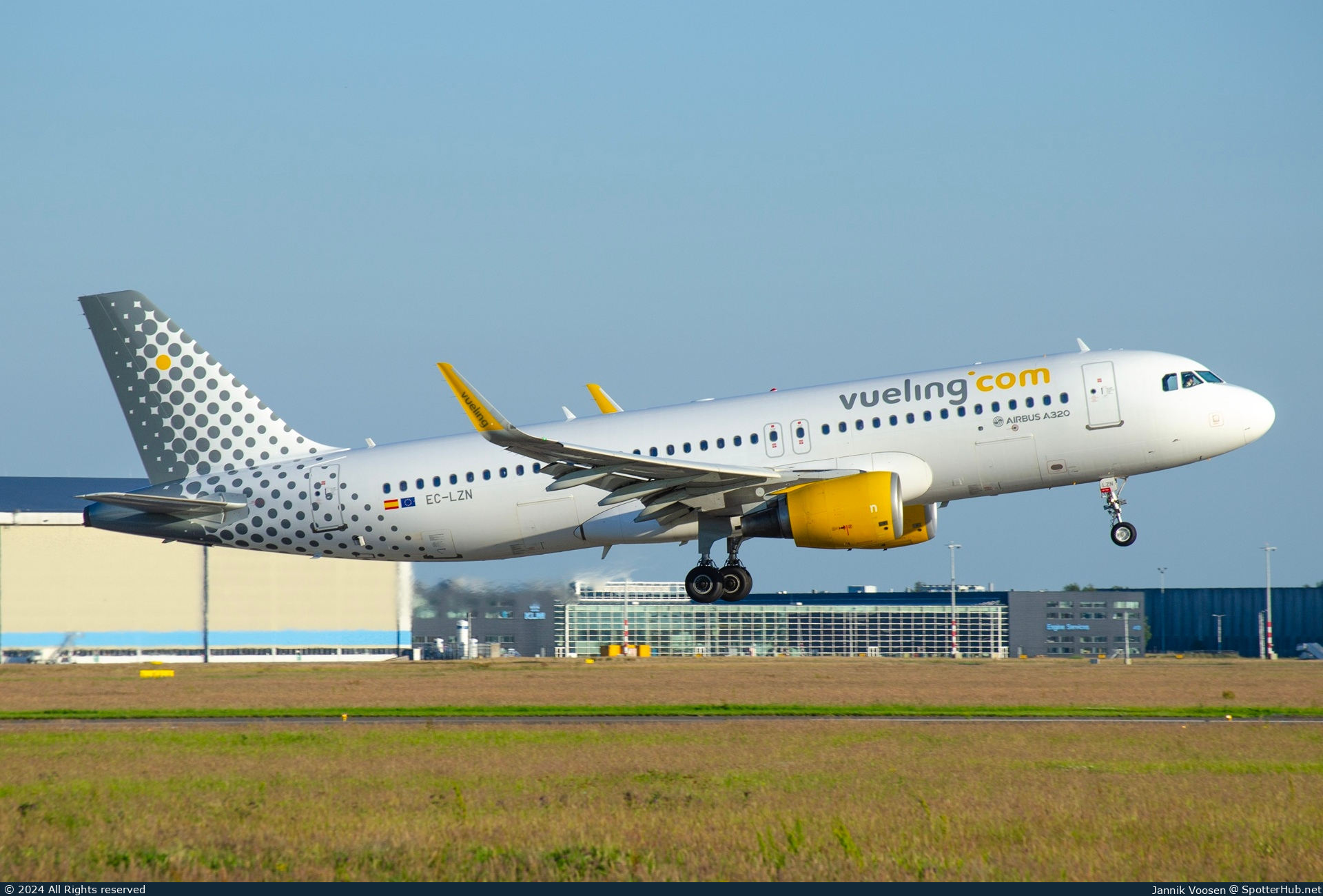 Photo of EC-LZN - Airbus A320-214 operated by Vueling