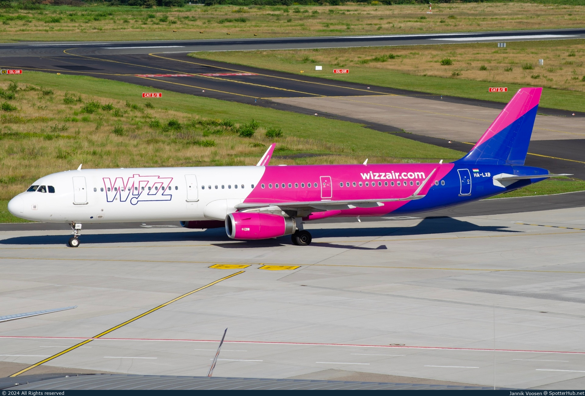 Photo of HA-LXB - Airbus A321-231 operated by Wizz Air