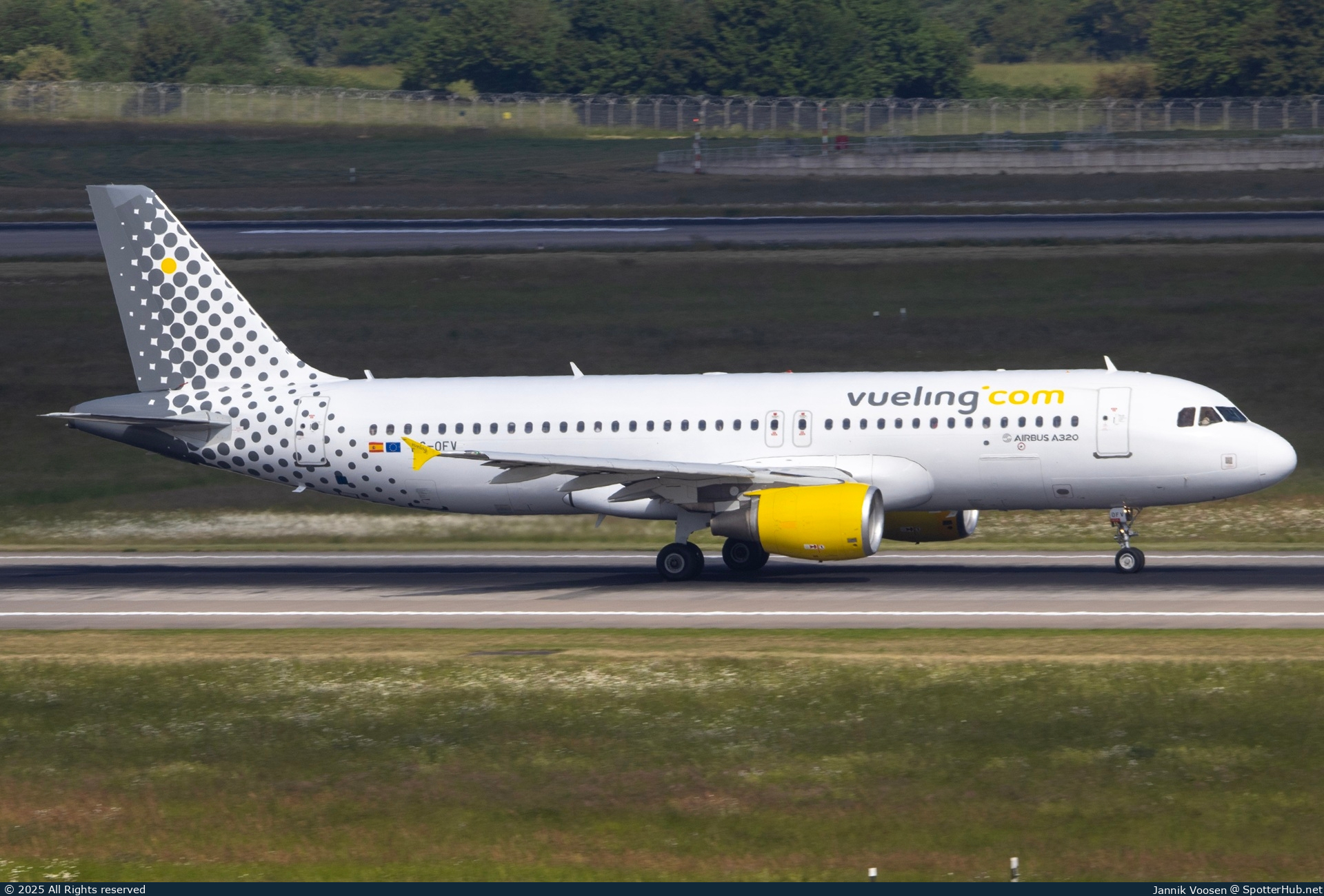 Photo of EC-OFV - Airbus A320-214 operated by Vueling