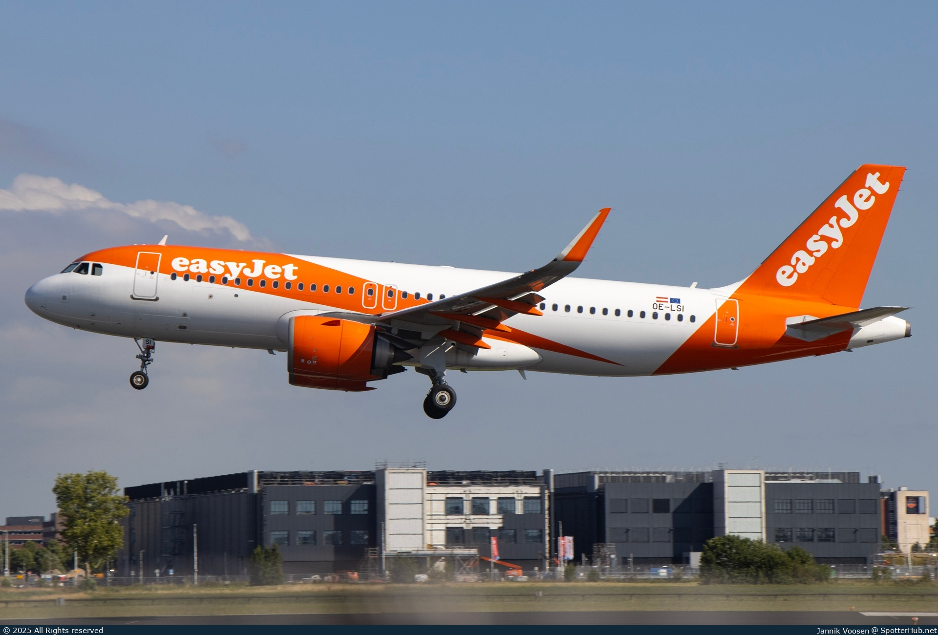 Photo of OE-LSI - Airbus A320-251N operated by easyJet Europe